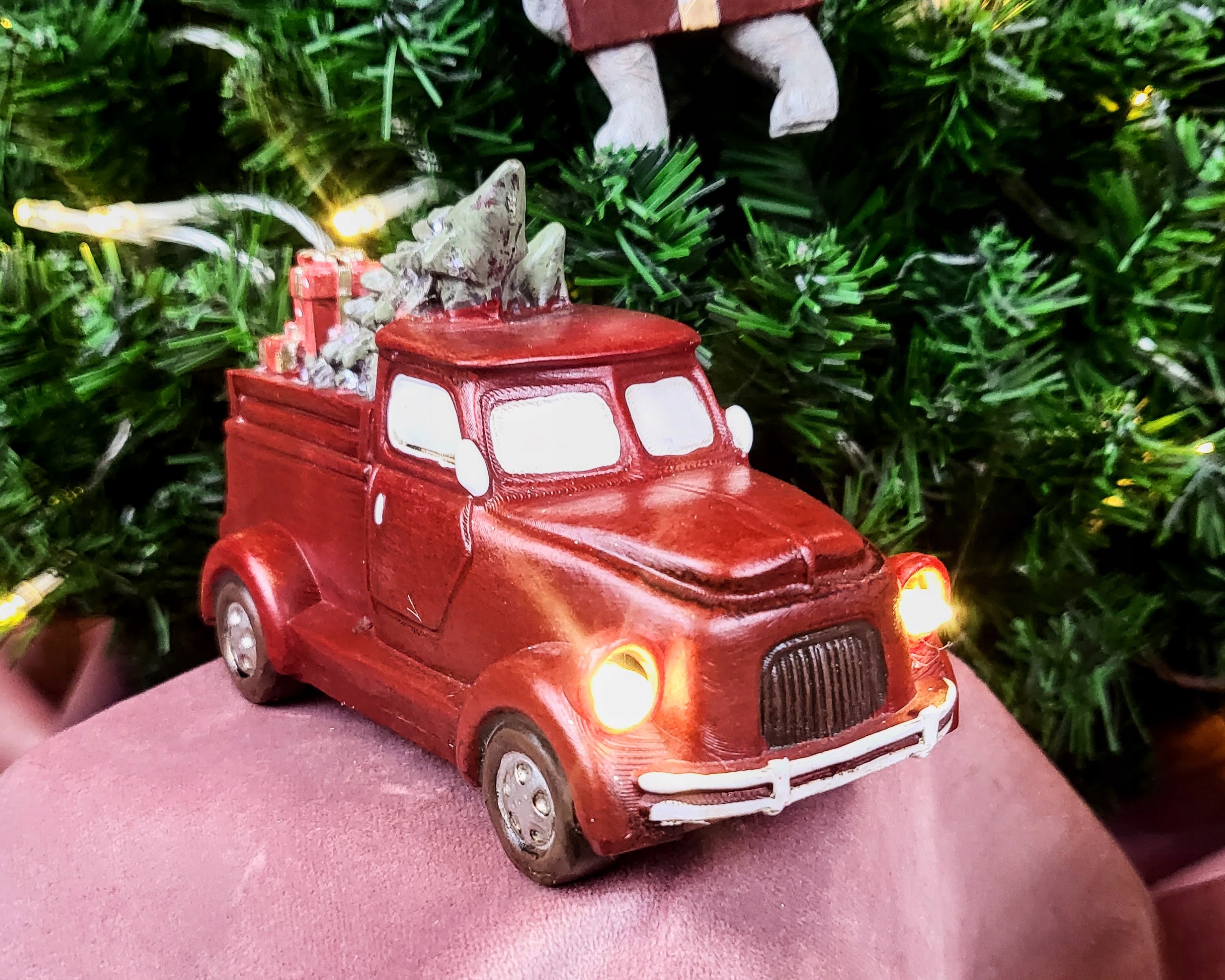 FIGURKA SAMOCHÓD Z CHOINKĄ DEKORACYJNY LED Szerokość produktu 11.5 cm