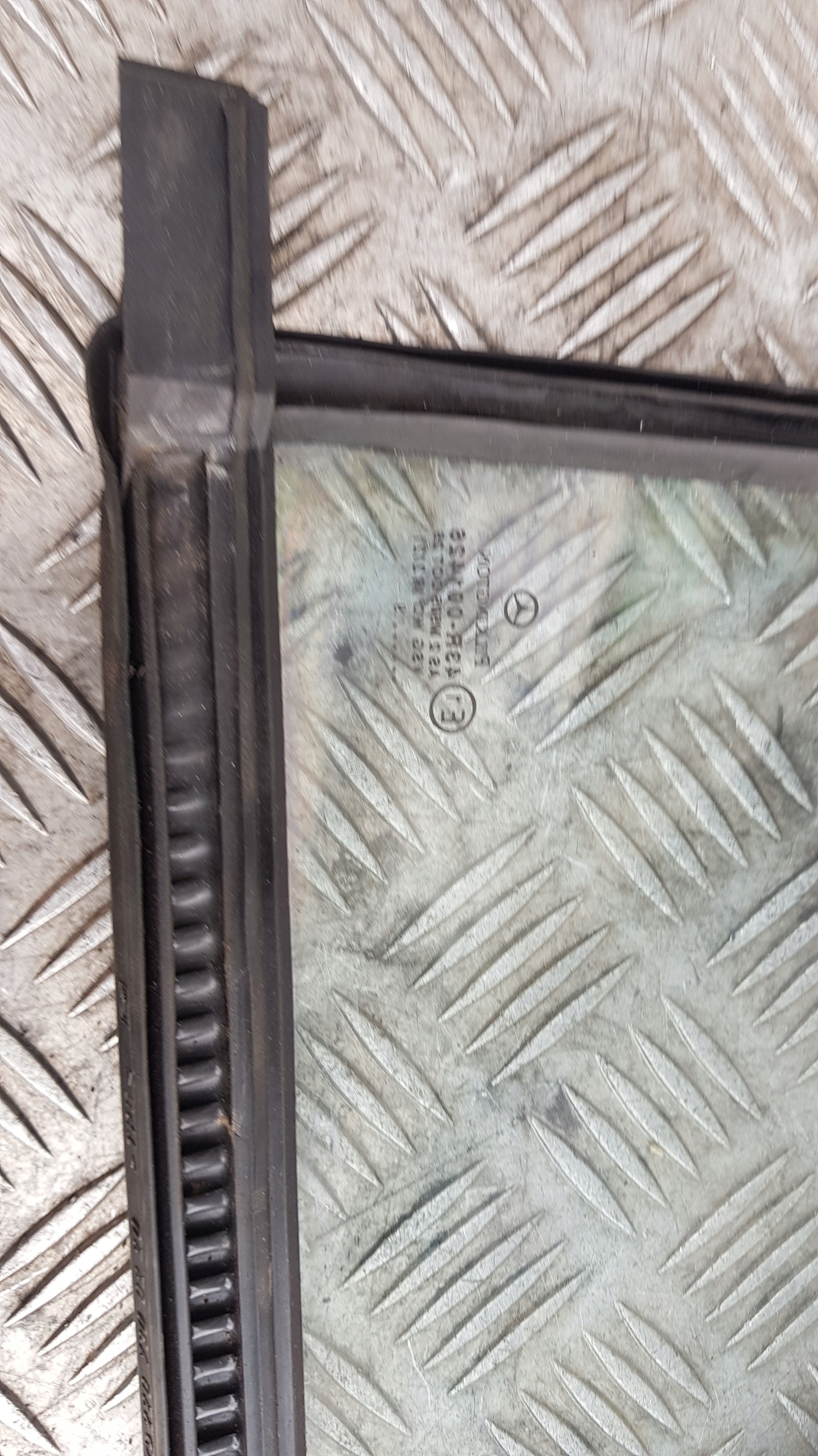 MERCEDES W220 window right rear part TROJKAT bodywork