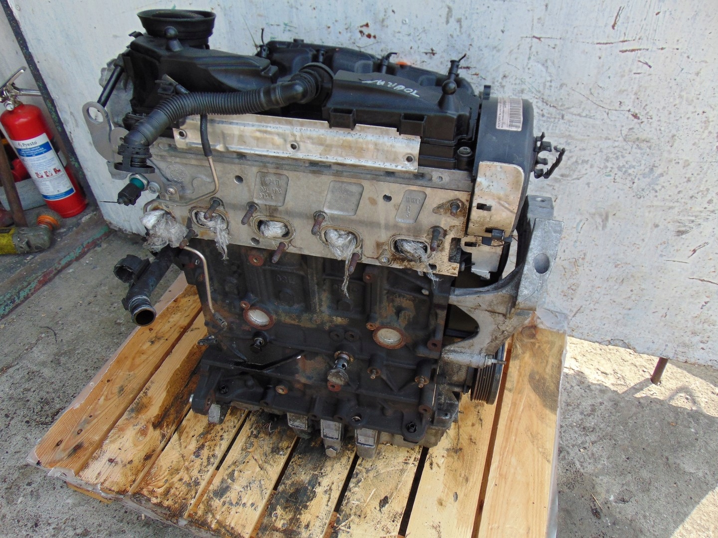 двигатель без навесного vw TOURAN 2010-2015 и другие 1.6 tdi 169 тыс. км.