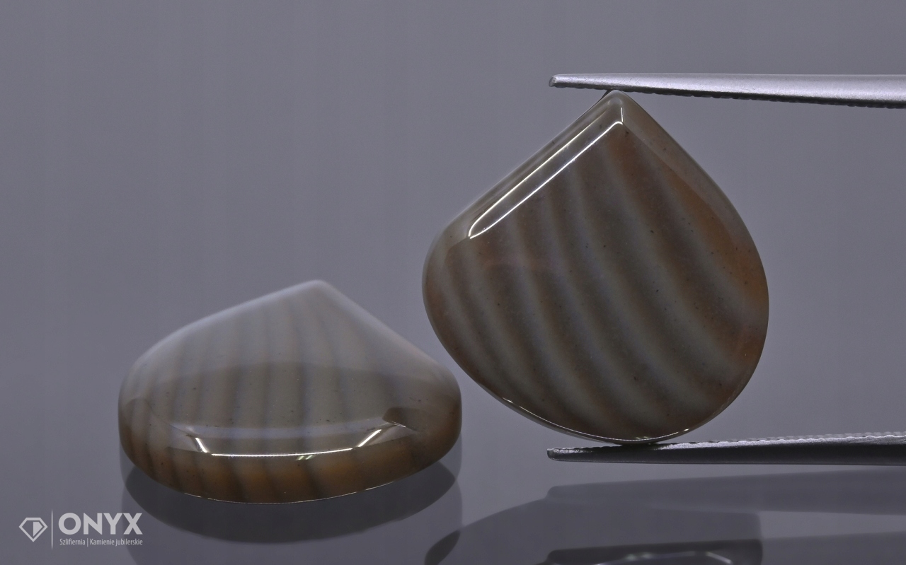 Křemík pruhovaný nízký kabošon Pár nepravidelný 15,5x15,5 mm