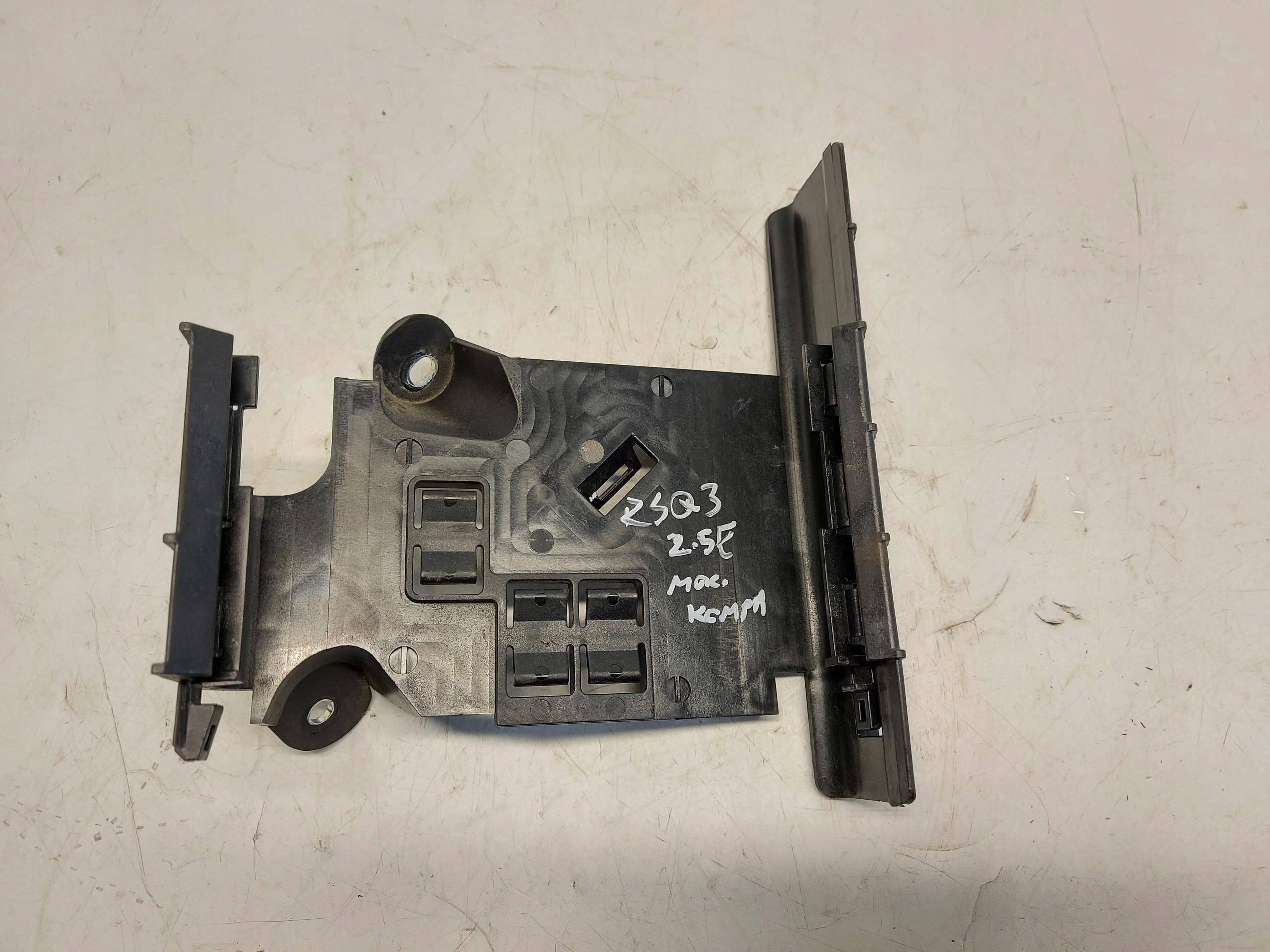 Audi RSQ3 Q3 83A 2022r Support plaque STEROWNIKA