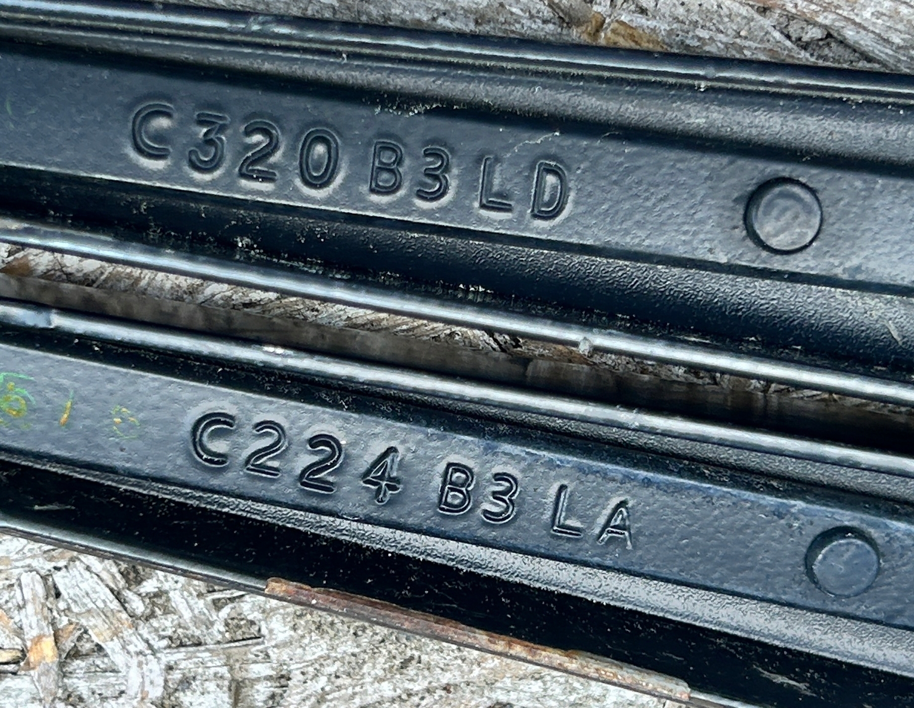 wiper arms front right + left NISSAN LEAF and ZE0 10- PARA