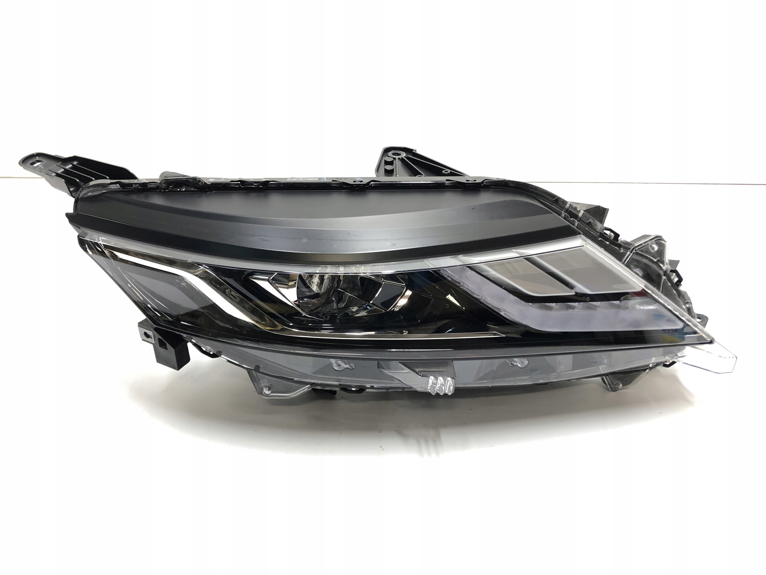 LAMPA PRAWA PRZEDNIA MITSUBISHI L200 19r ->