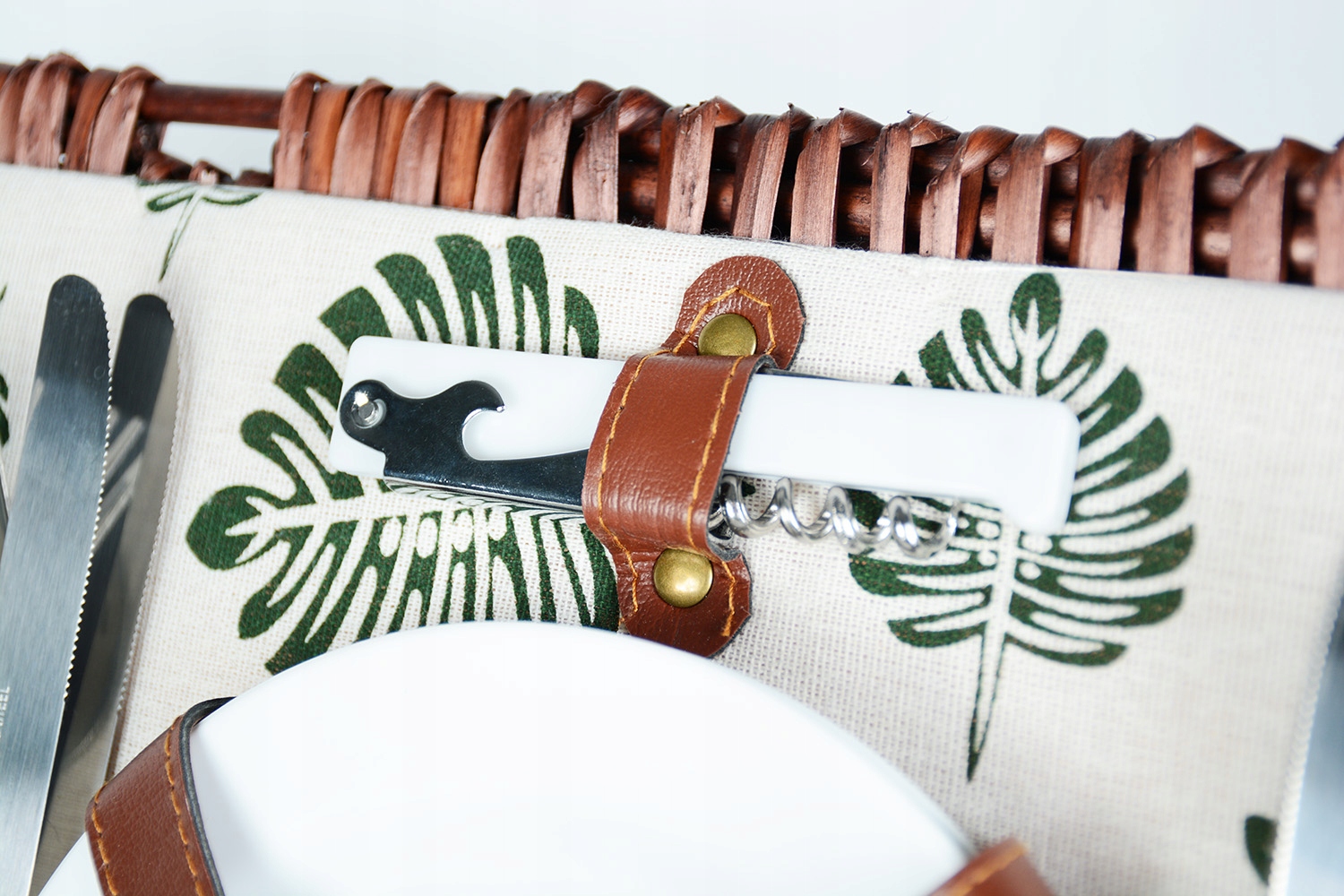 KOSZ PIKNIKOWY WIKLINOWY ZESTAW NA PLAŻE DLA 4 OSÓB TALERZAMI KIELISZKAMI Waga produktu z opakowaniem jednostkowym 1.8 kg