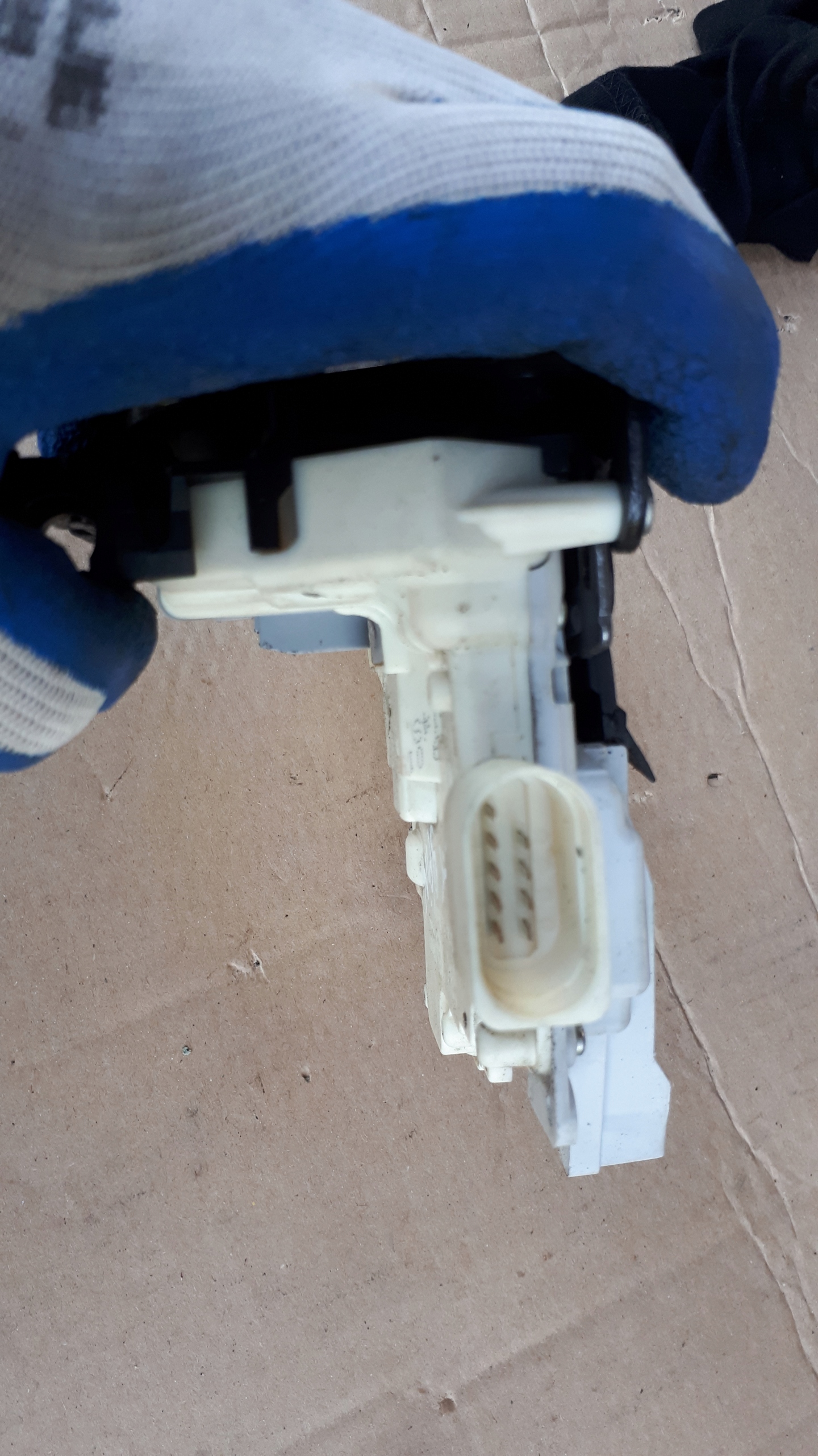 Q7 4L lock door left rear part 9 PIN 3C4839015C