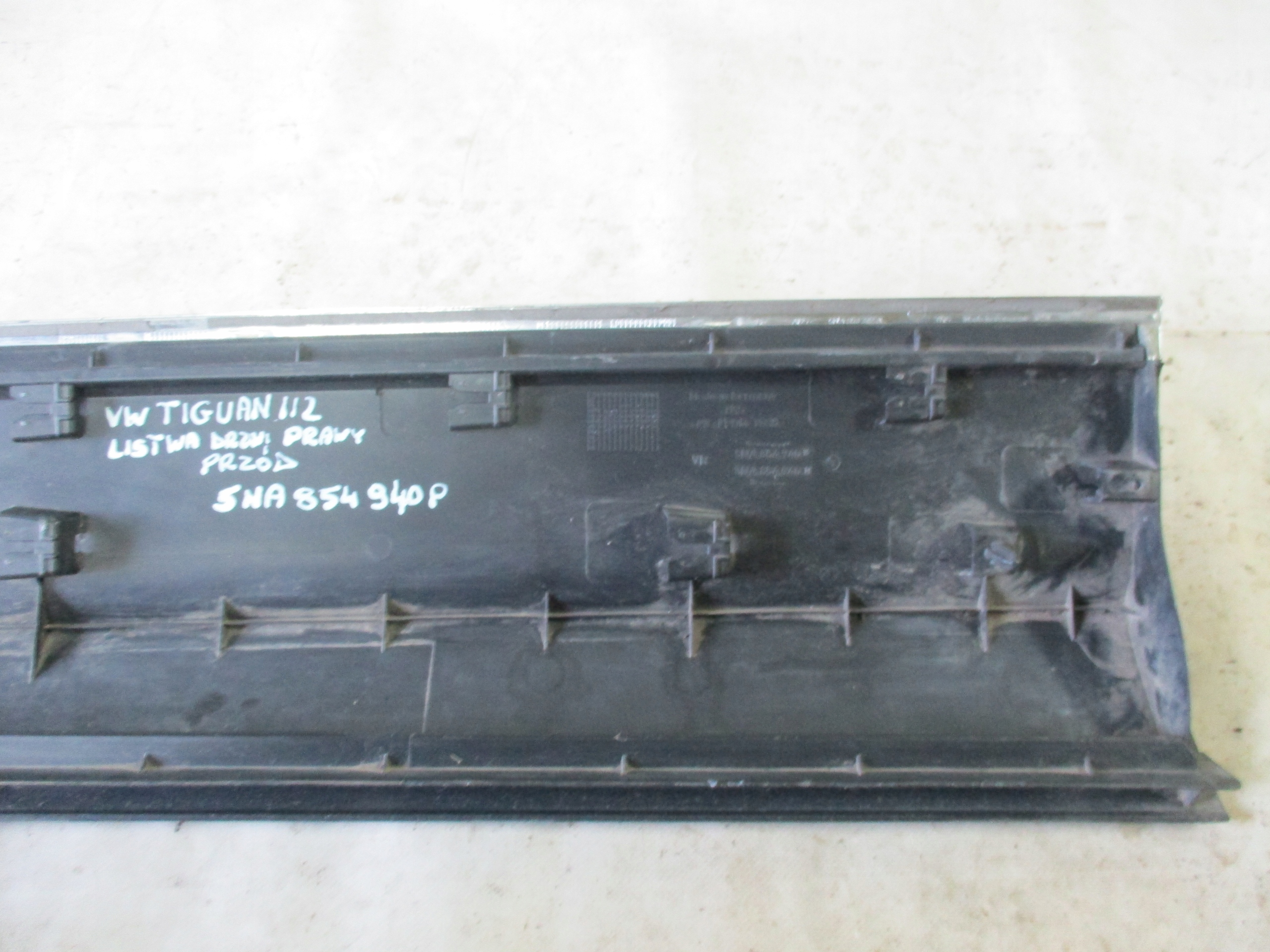 Listaw door right front front VW Tiguan II 2 5NA854940P