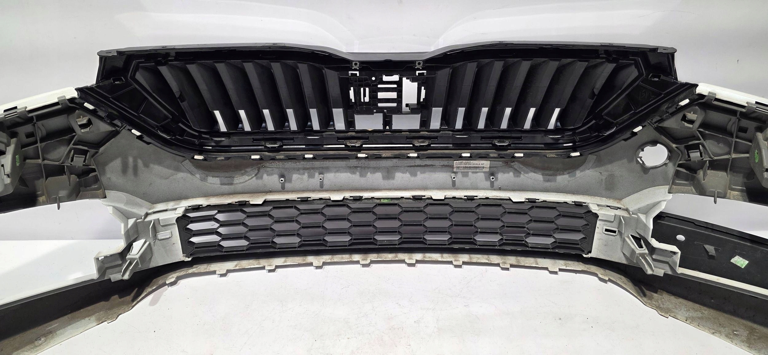front bumper grille SKODA SCALA 19- original 657807221