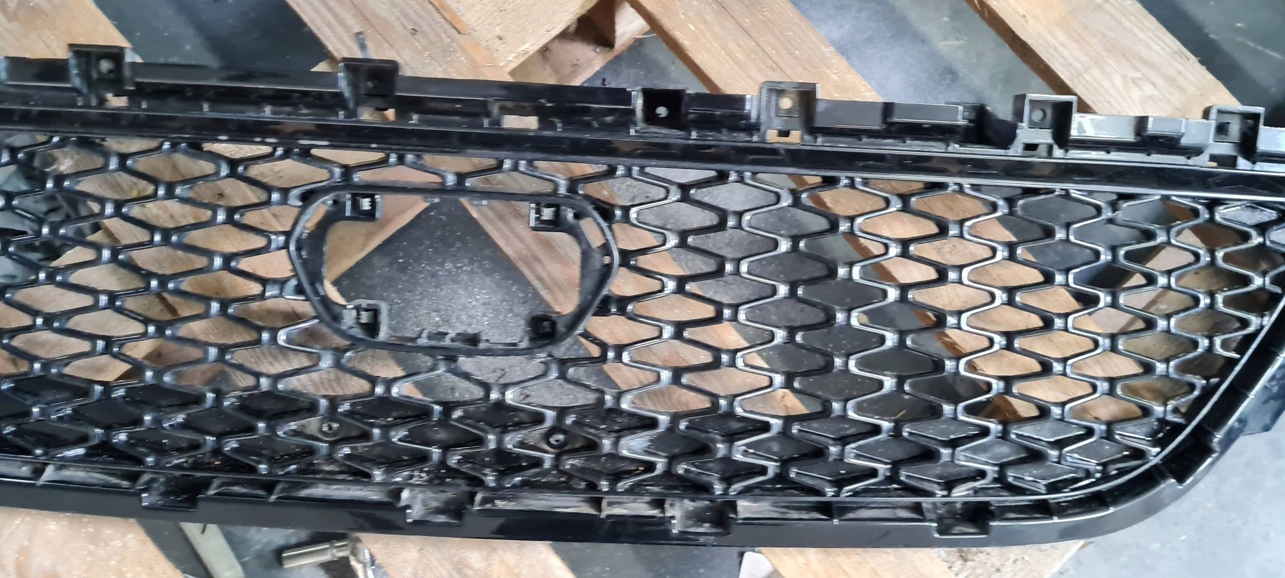 Chrysler Pacifica 2022 grid central lower of a bumper ORG 6WF63TRMAB