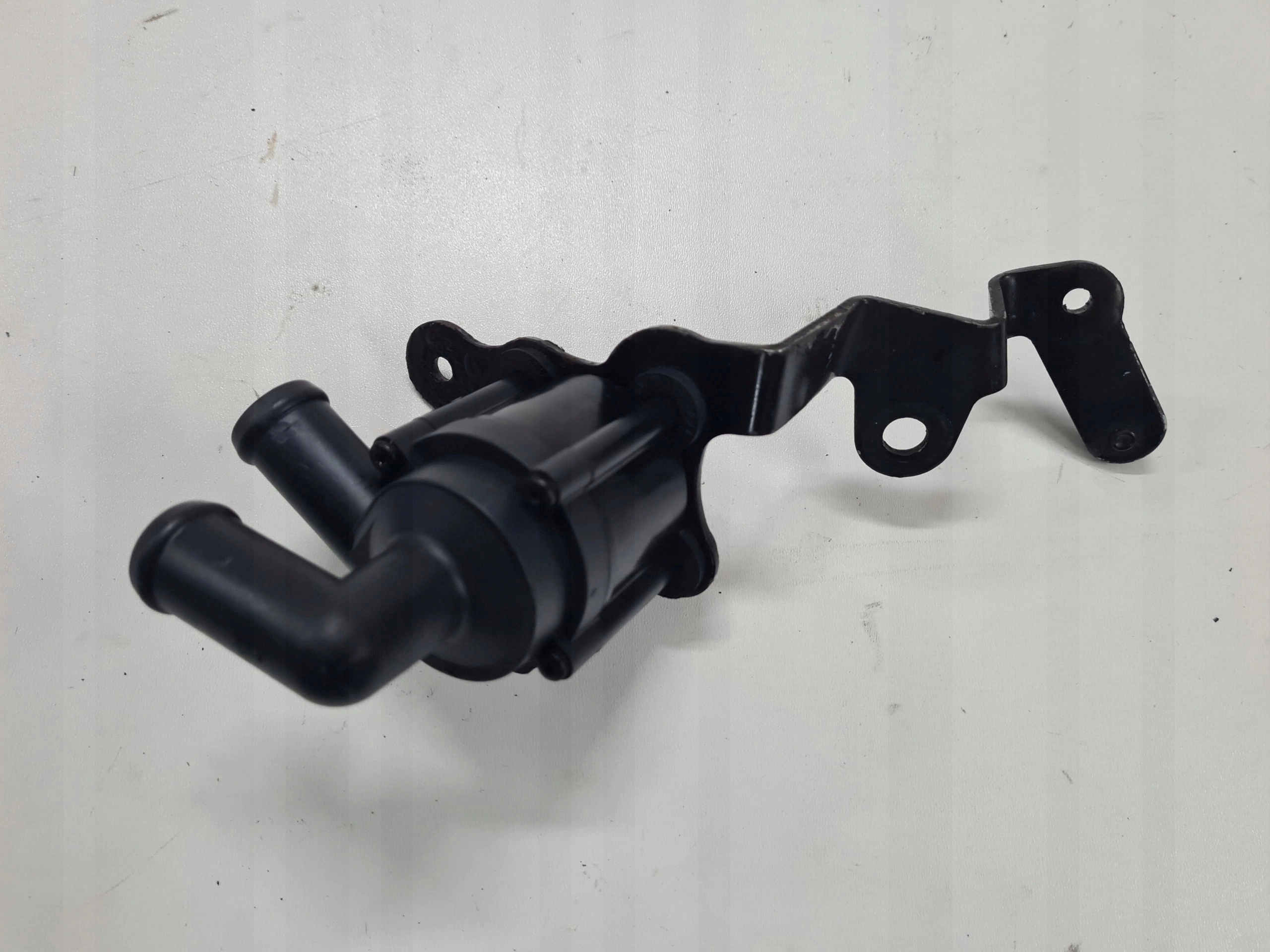 Насос клапан циркуляції води 059121012A VW T5