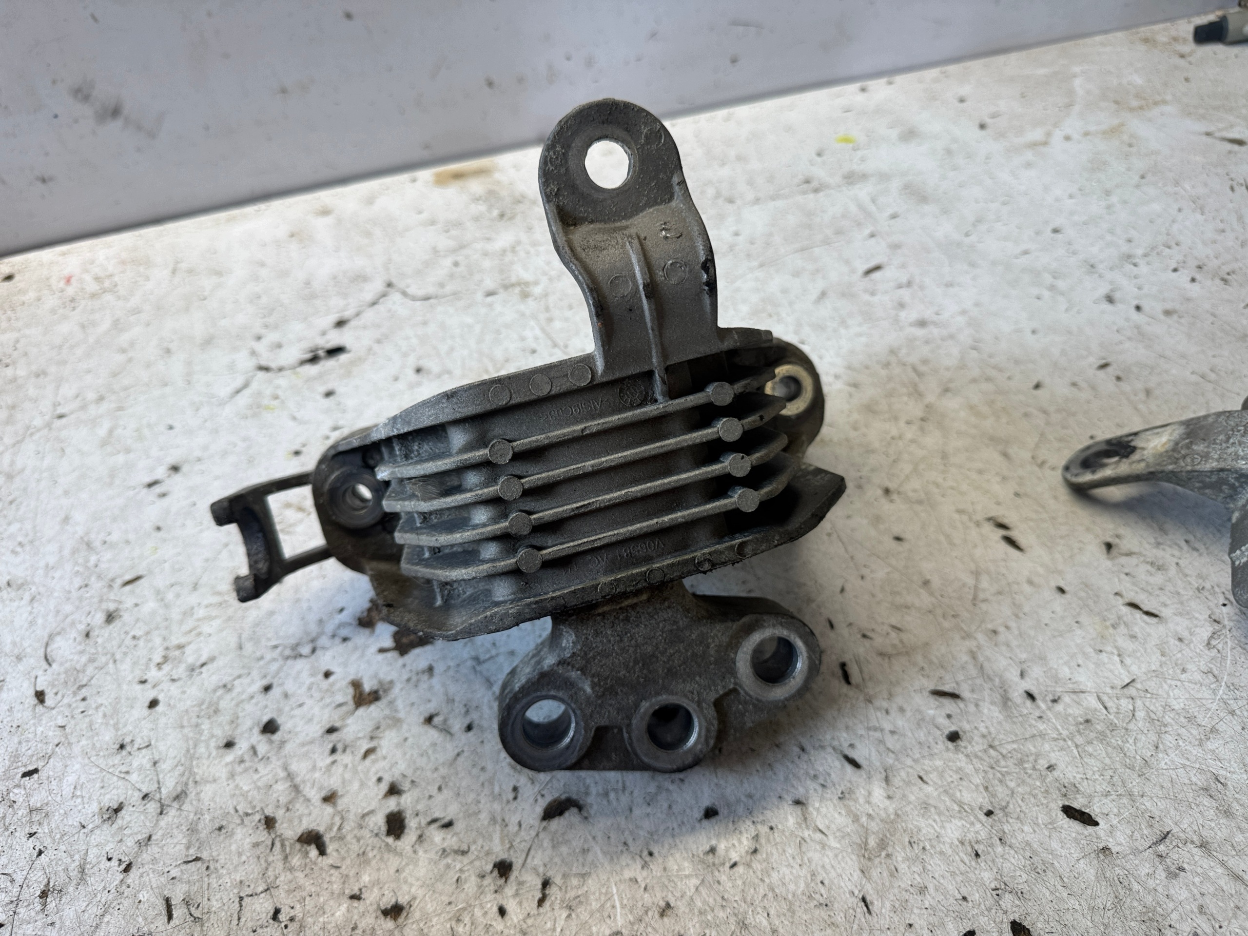 OPEL ASTRA J LIFT holder engine mount 13346761 Q7 1.6 CDTI