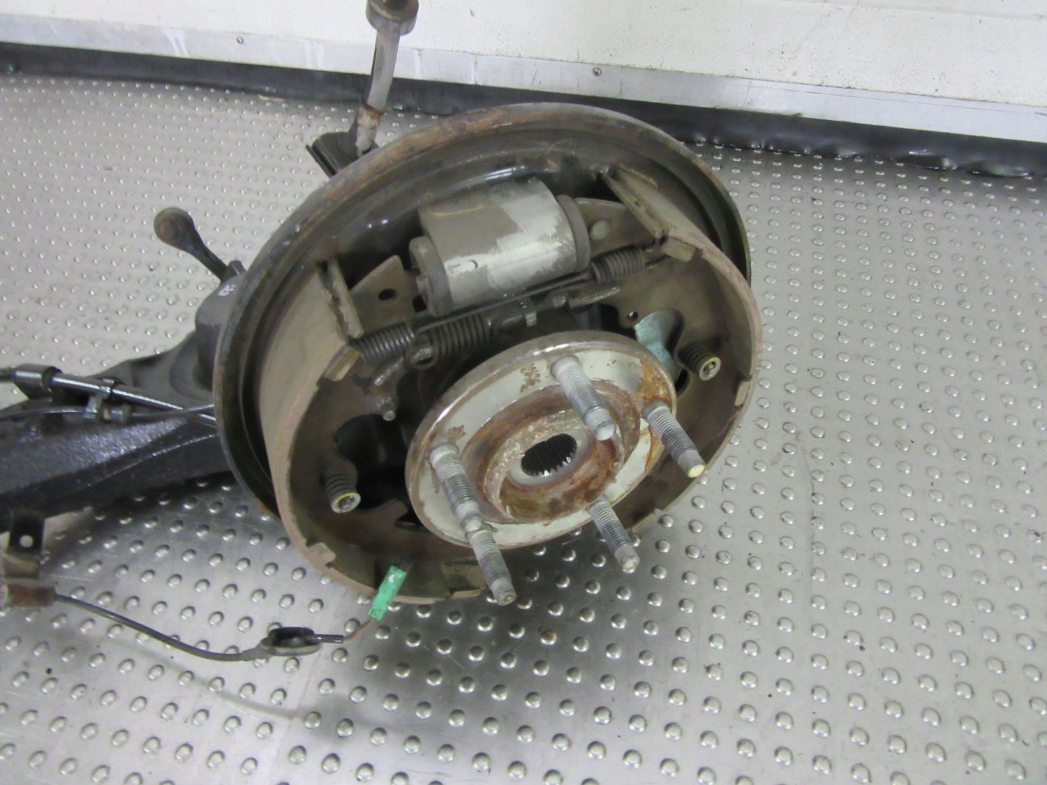 FORD Escape II 2010 поворотный кулак, цапфа с ABS левый и правый зад