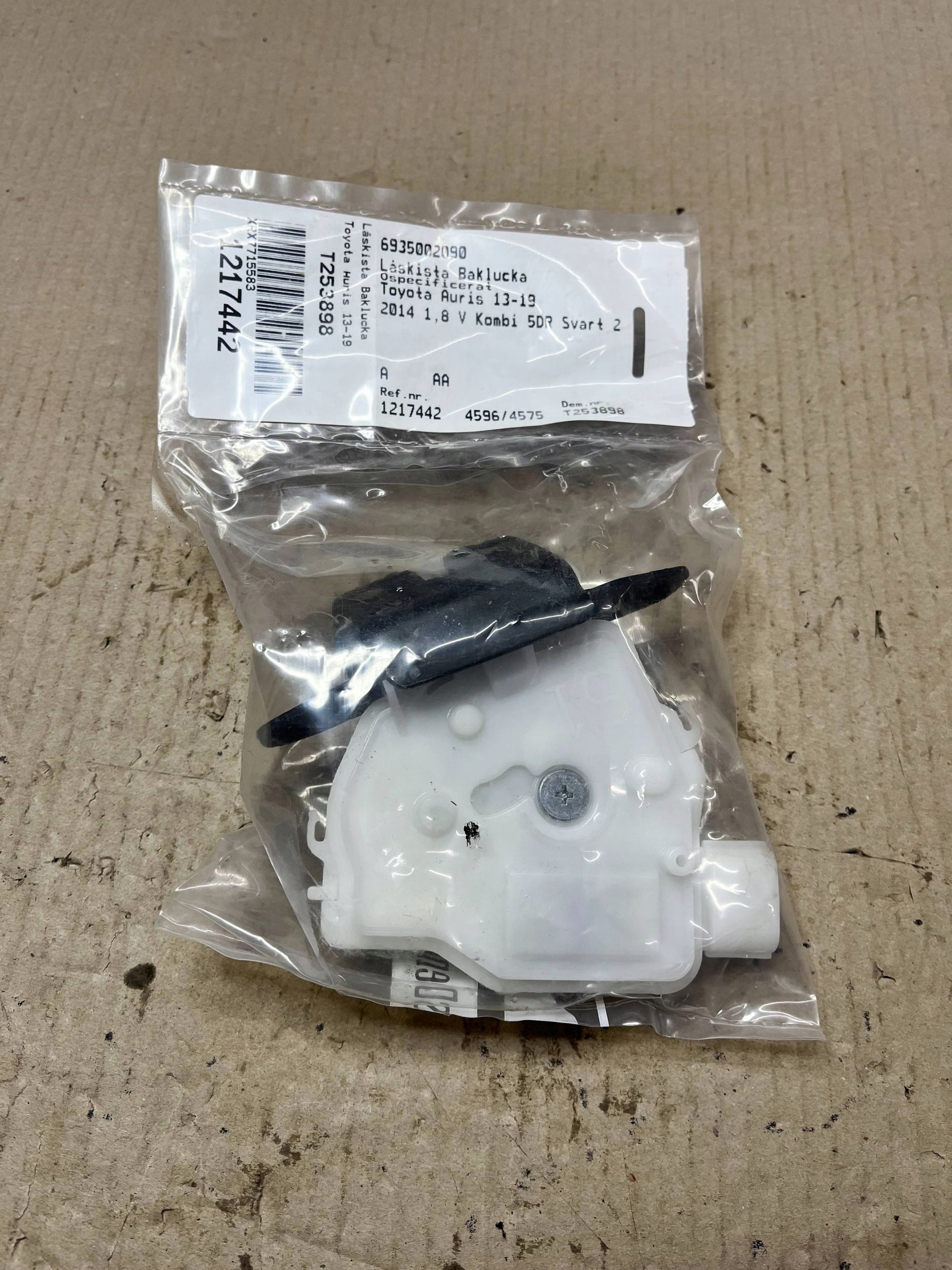 lock bonnet Toyota Auris E180 6935002090
