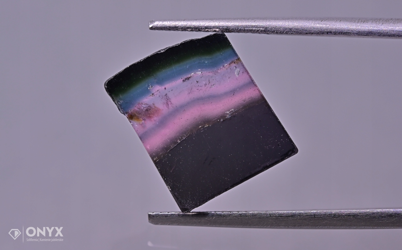 Turmalín deska nepravidelná 12,5x10,5 mm