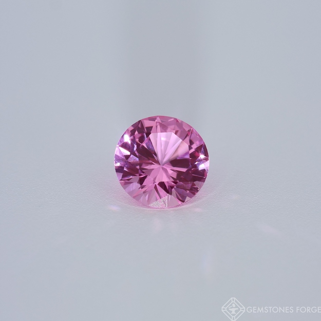 Safír světle růžový 7 mm, výbrus kulatý, laboratorně vyrobený