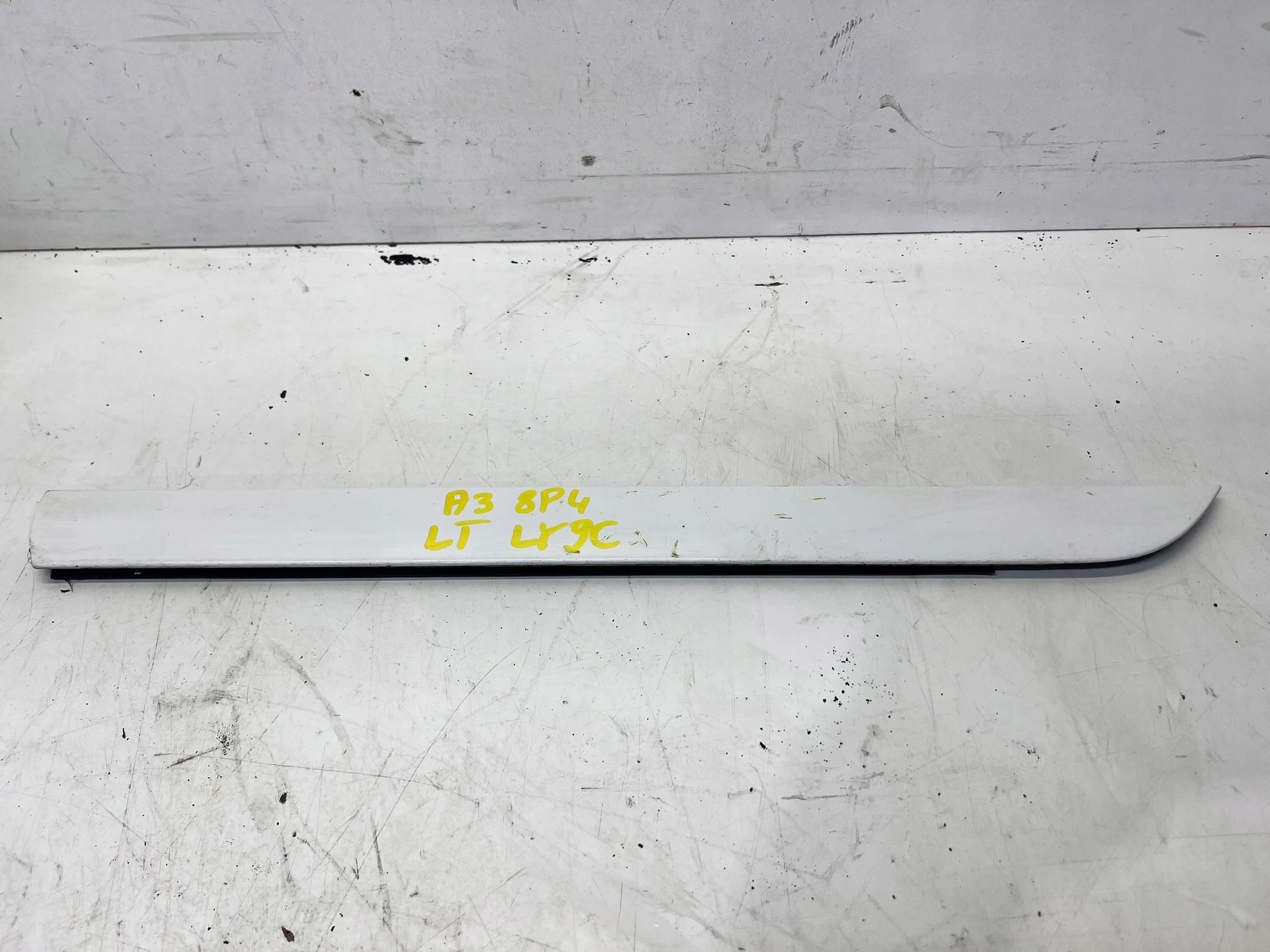 moulding lower door left rear part AUDI A3 8P 8P4 LY9C SPORTBACK