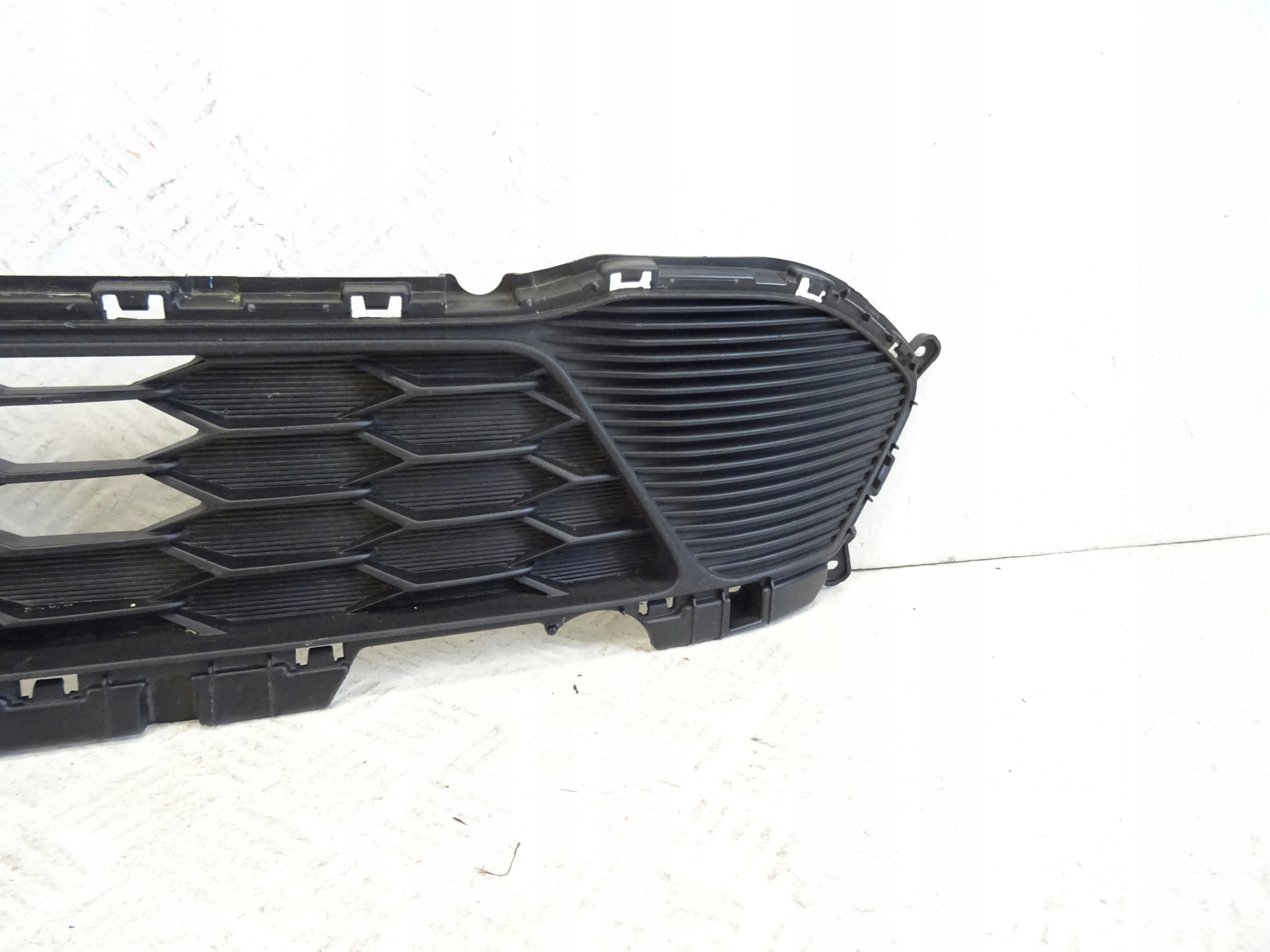 grid of a bumper front front central HYUNDAI KONA 86565-J9NA0