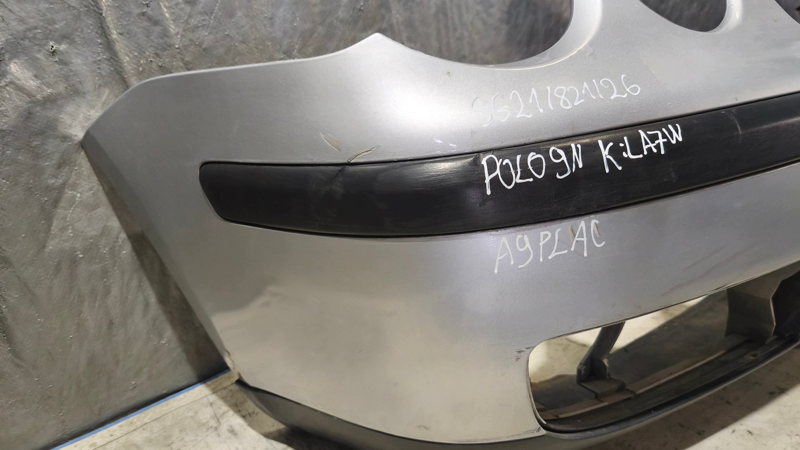 Frontstoßstange VW POLO IV 9N 2004r K: LA7W