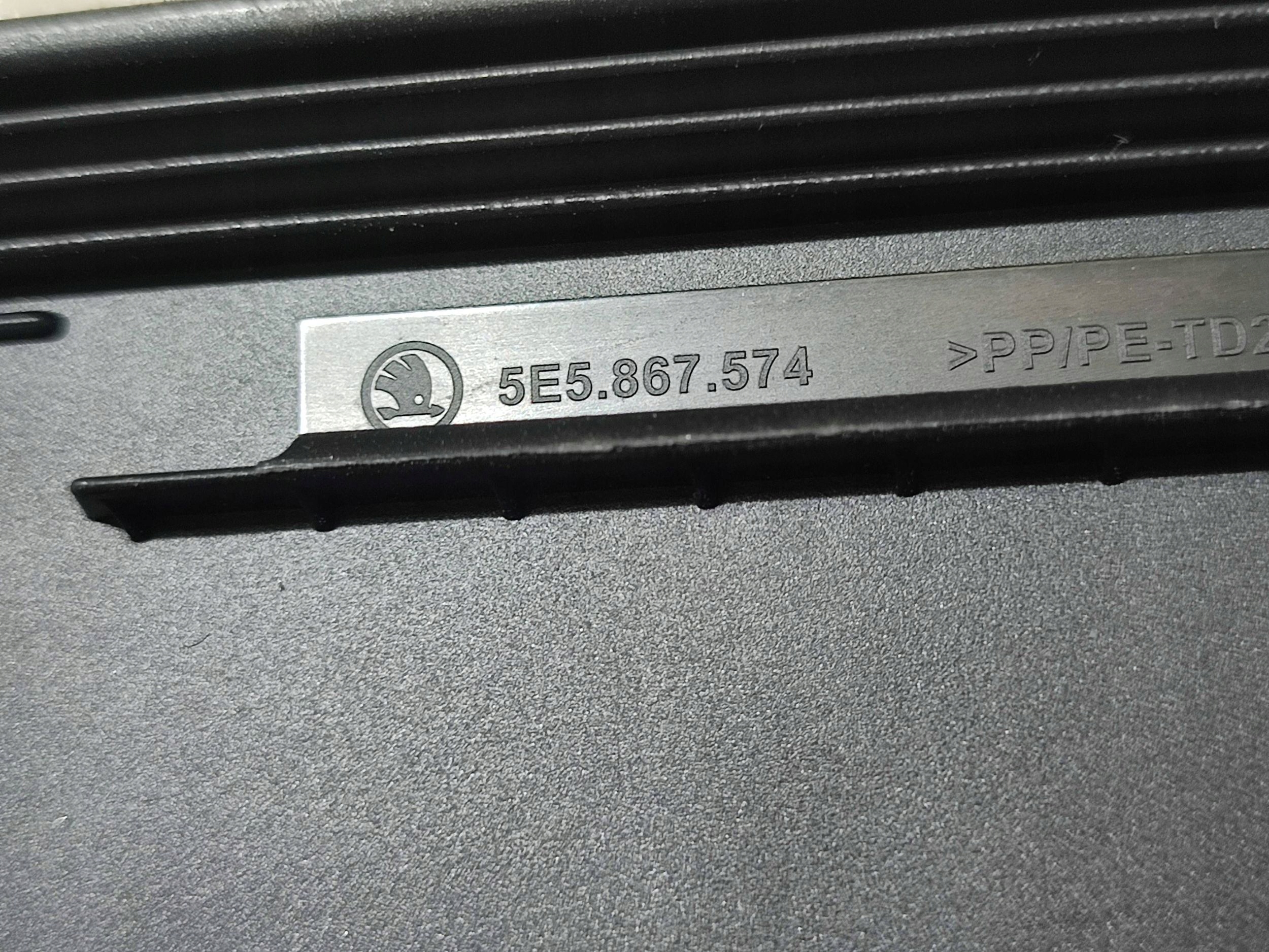 Skoda Scala 2020 spoiler passenger compartments boot