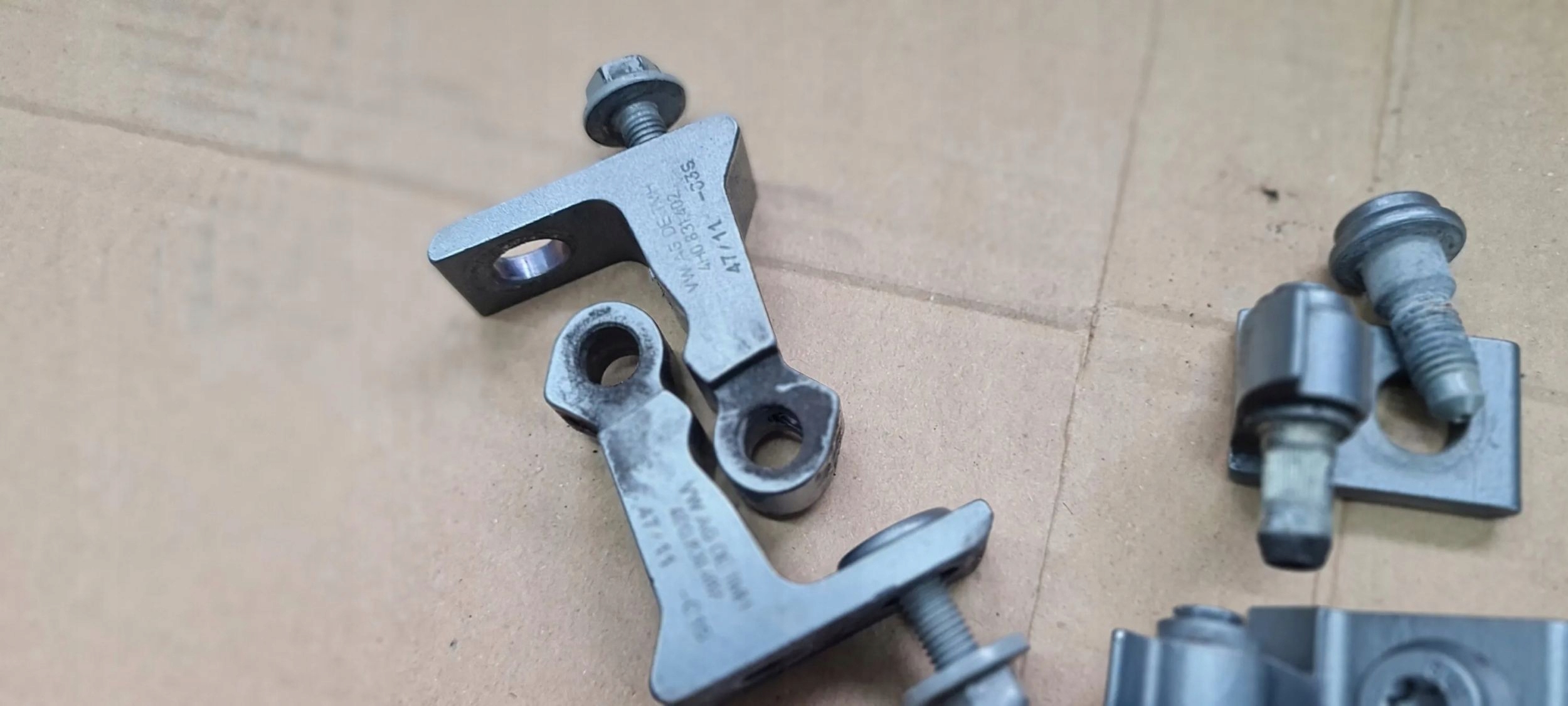 A7 4G hinge hinges door right right rear part rear. KOMPLET LY7G