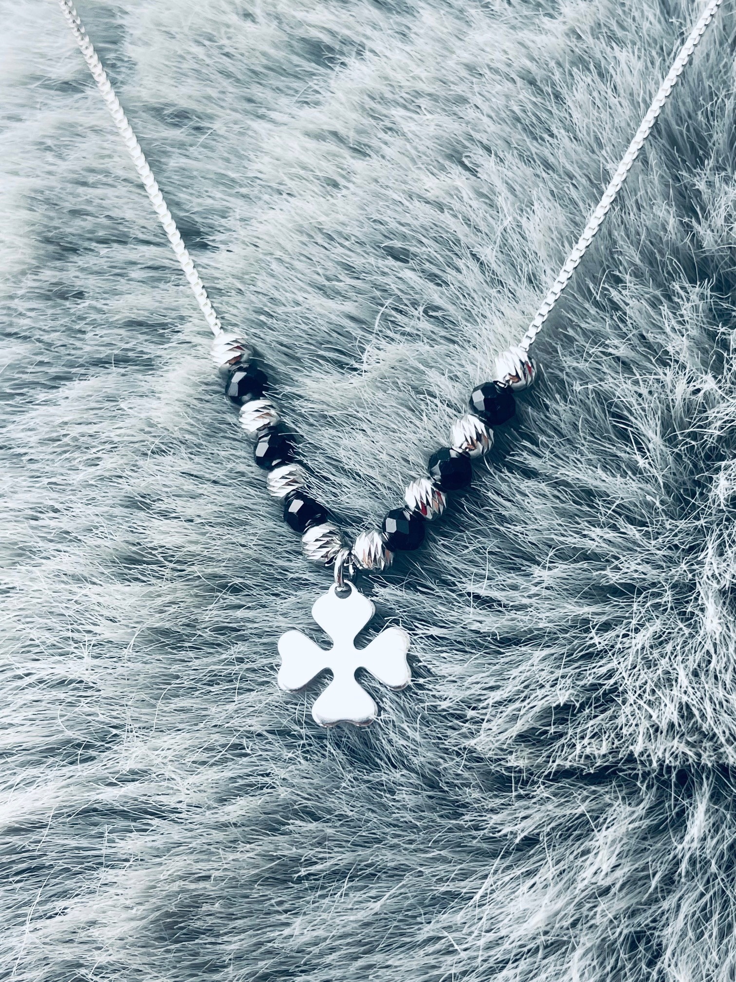 Stříbrný náhrdelník s kostkou a spinelem, čtyřlístek, čtyřlístek