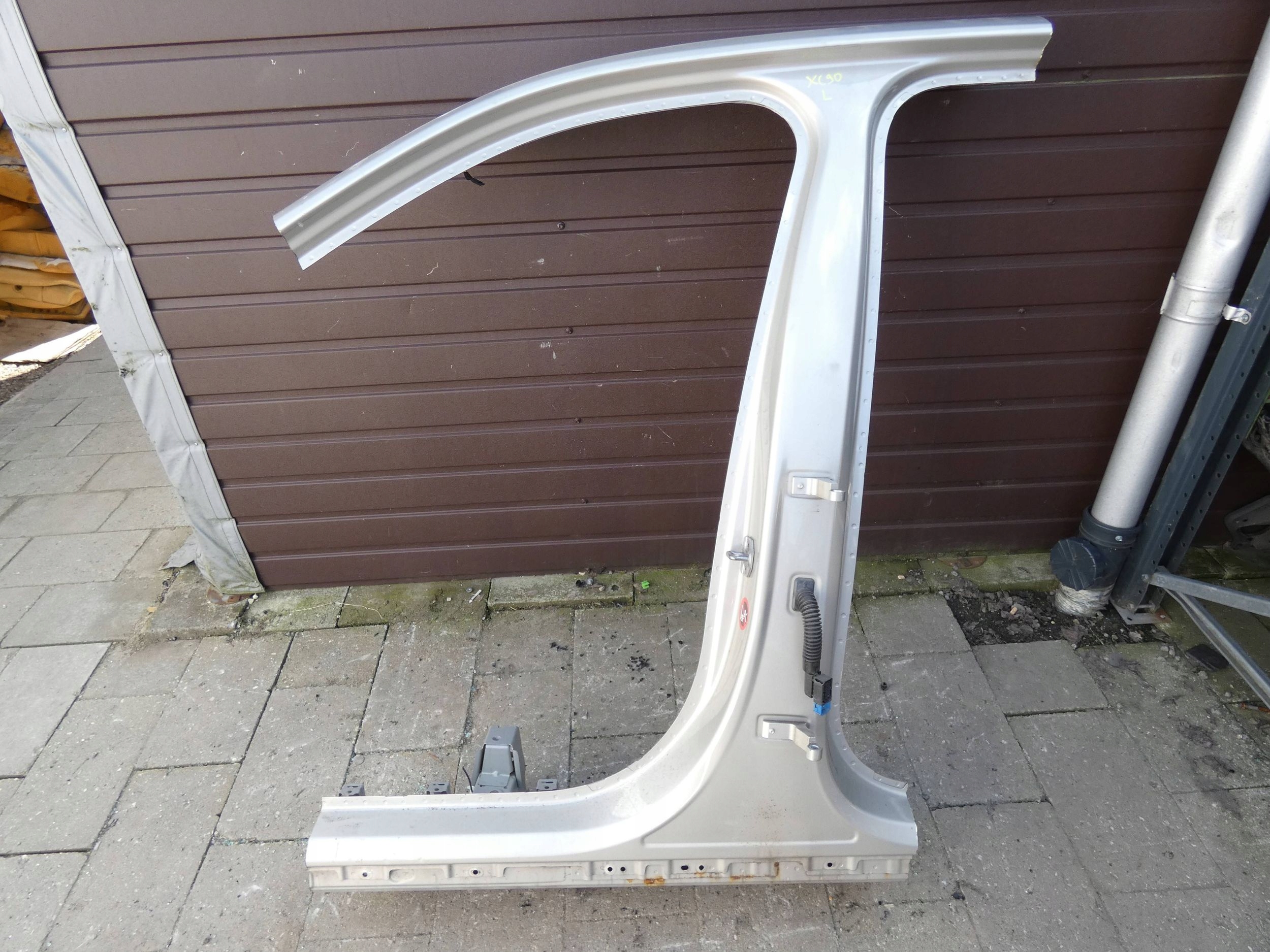 VOLVO XC90 II pillar central left quarter