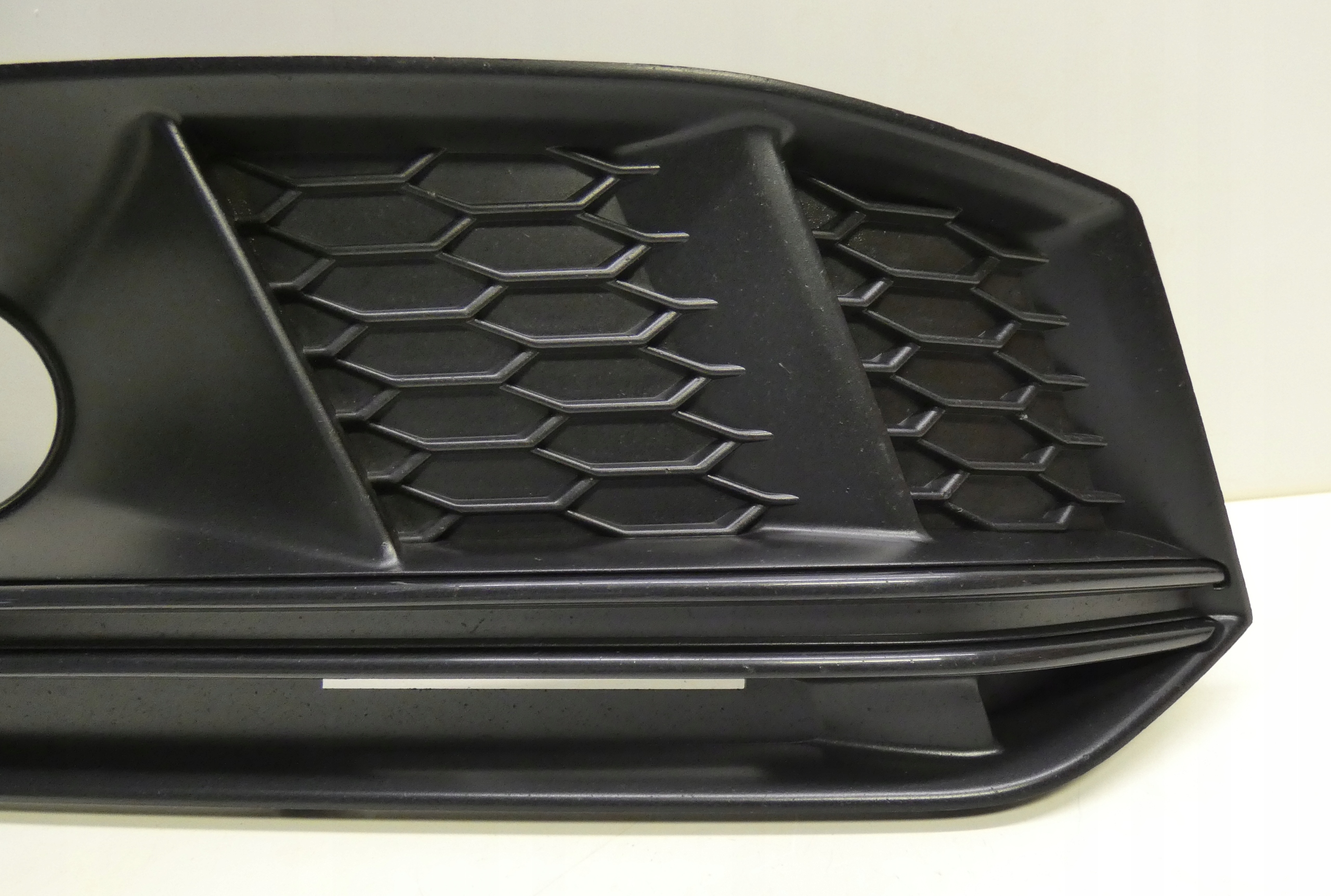 AUDI A4 B9 S-LINE 8W0807682G 2015-2019 right grid of a bumper front