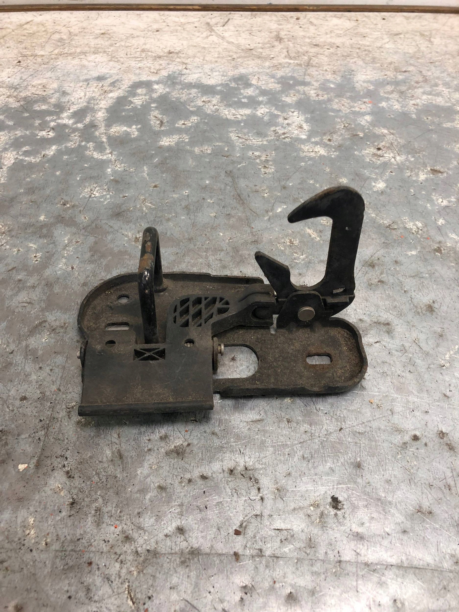 lock RYGIEL bonnets VW TOURAN and 3C0823480