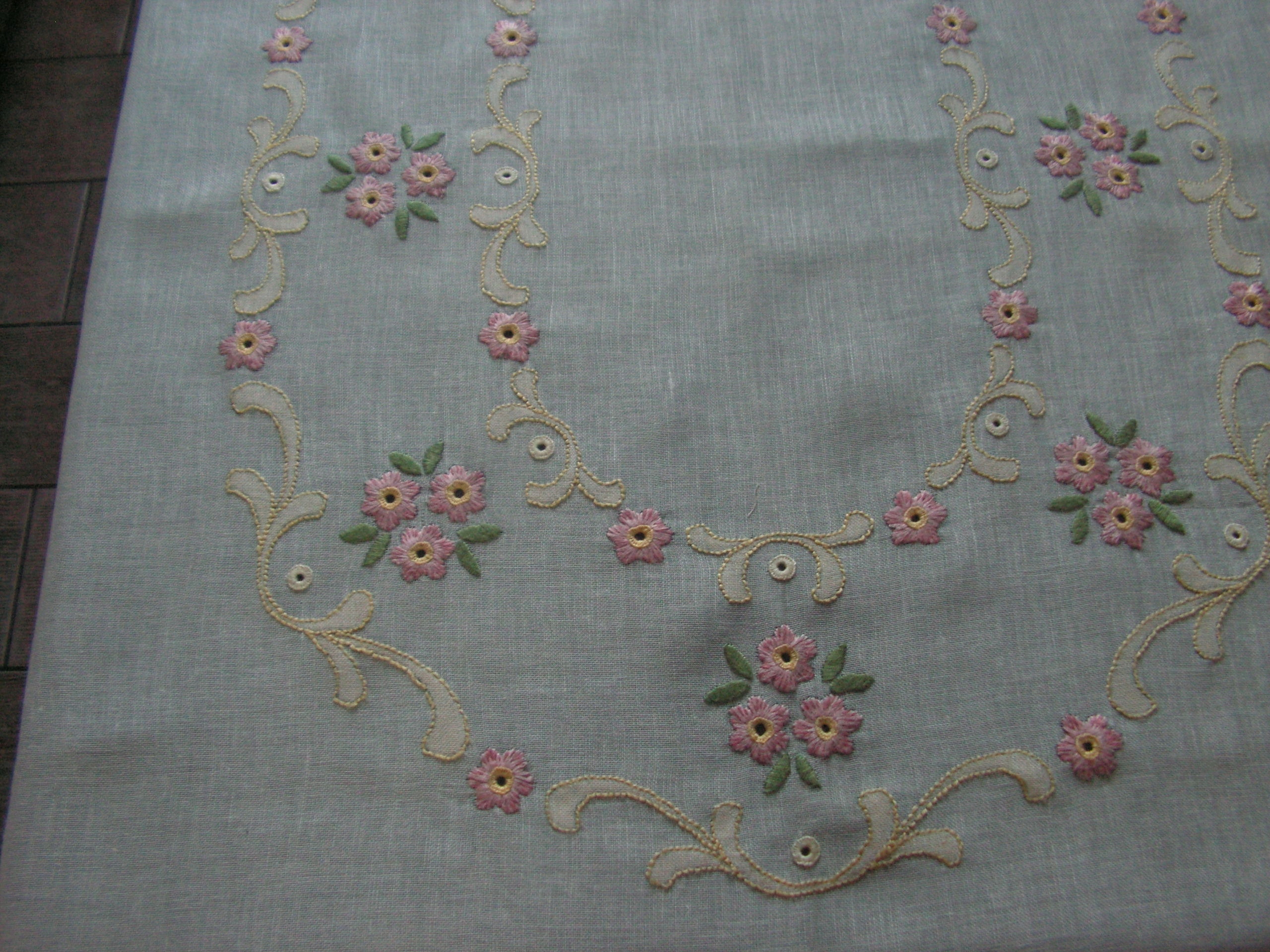 Милая Вышитая Скатерть