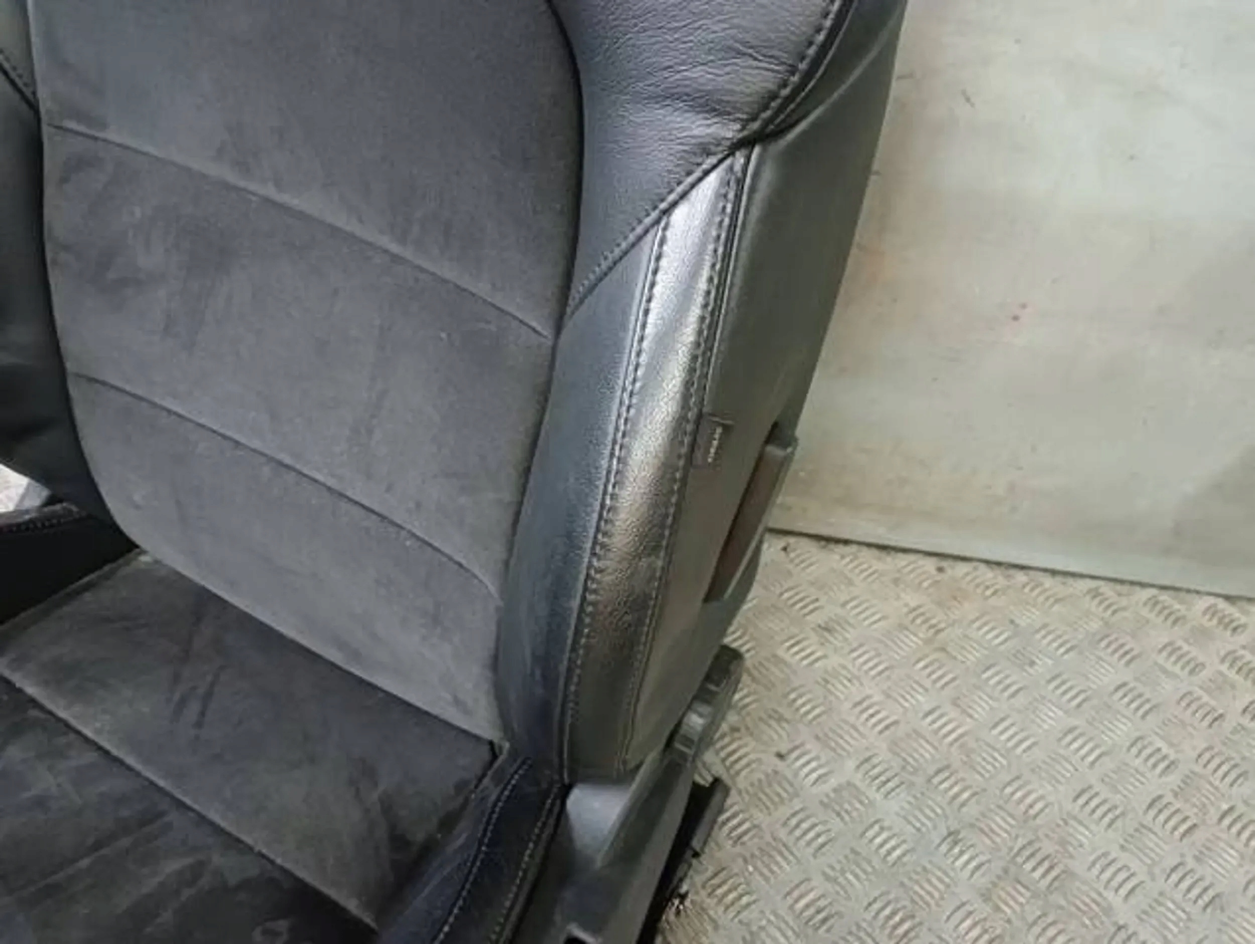 кресло передний левый водители SKODA SUPERB II