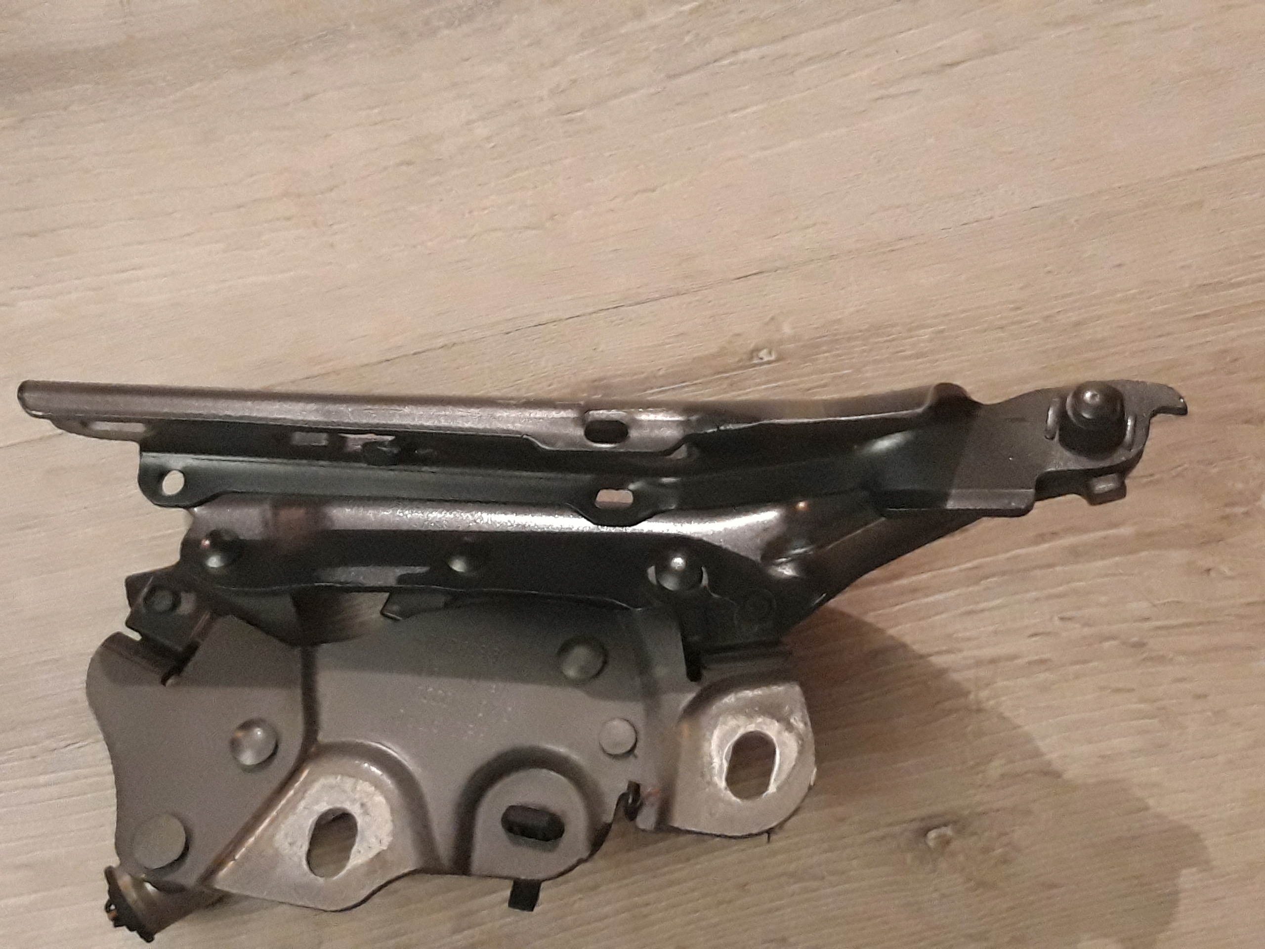 AUDI A3v ЗАВІСА ПЕТЛЯ КАПОТУ ЛІВИЙ 8v0823301