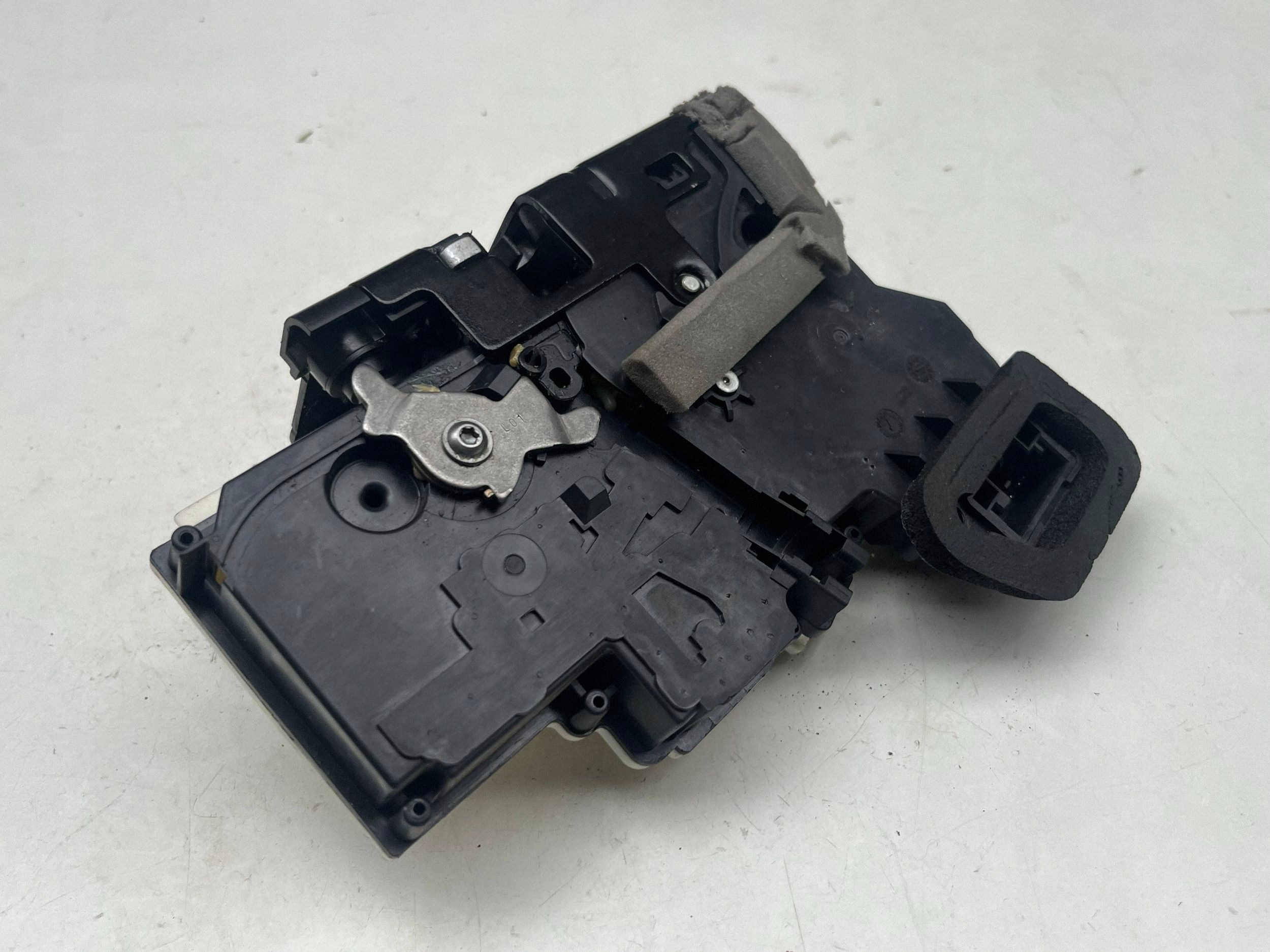 AUDI A6 C8 Schloß Tür links heck 4K0839015P @M