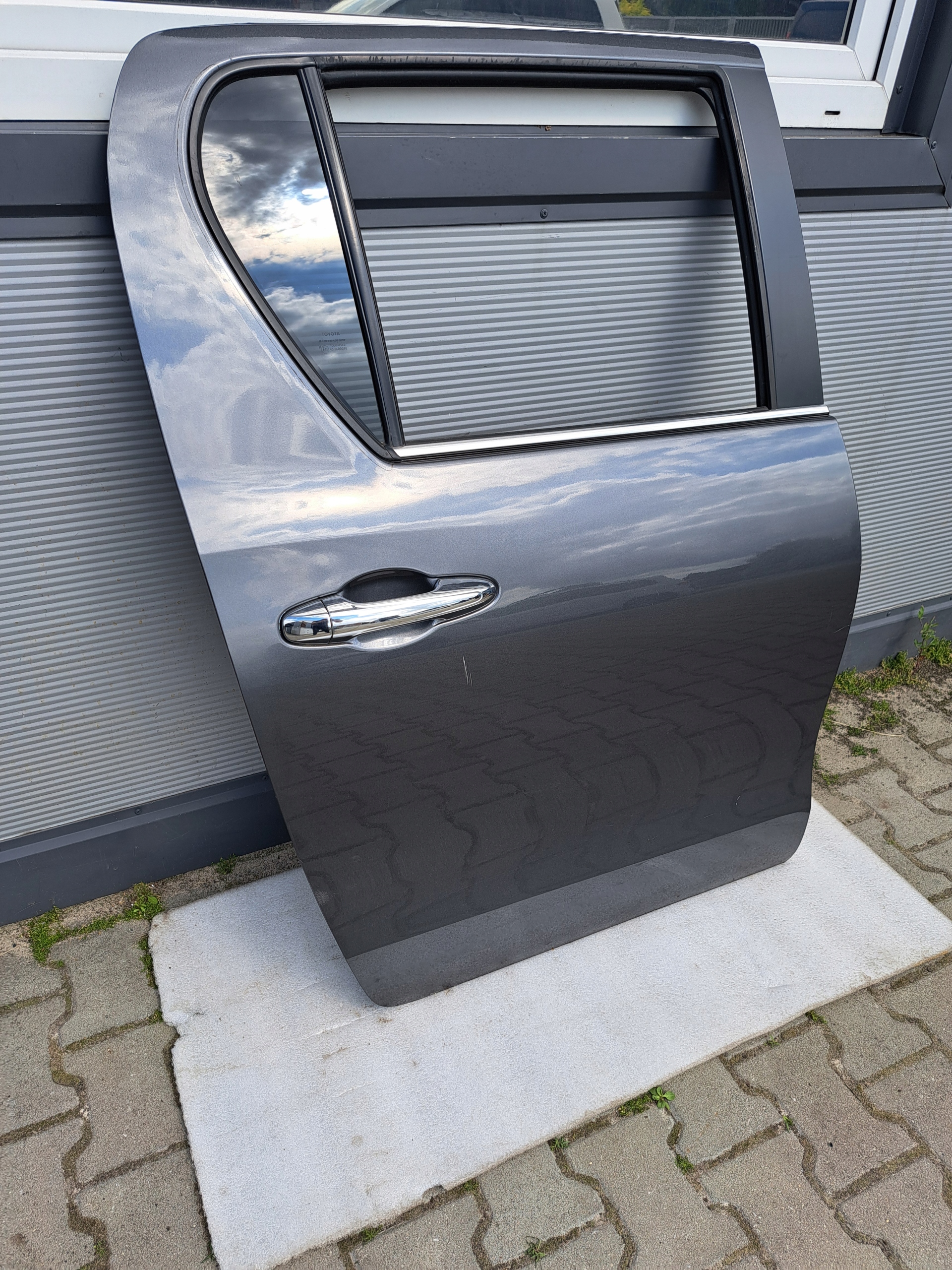 TOYOTA HILUX VIII INVINCIBLE DRZWI PRAWY TYŁ ORYGINAŁ