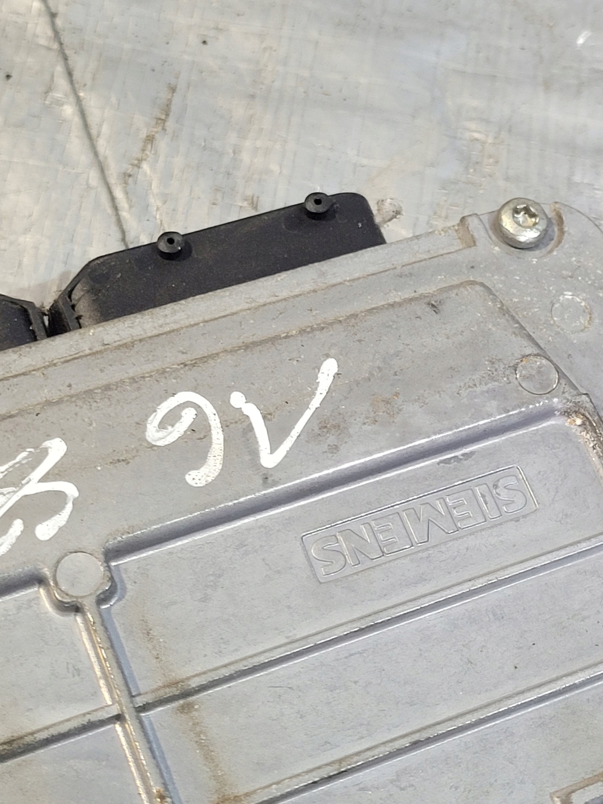 computer control unit of the engine OE 06A906033 VOLKSWAGEN GOLF IV 4 1.6B 99r.