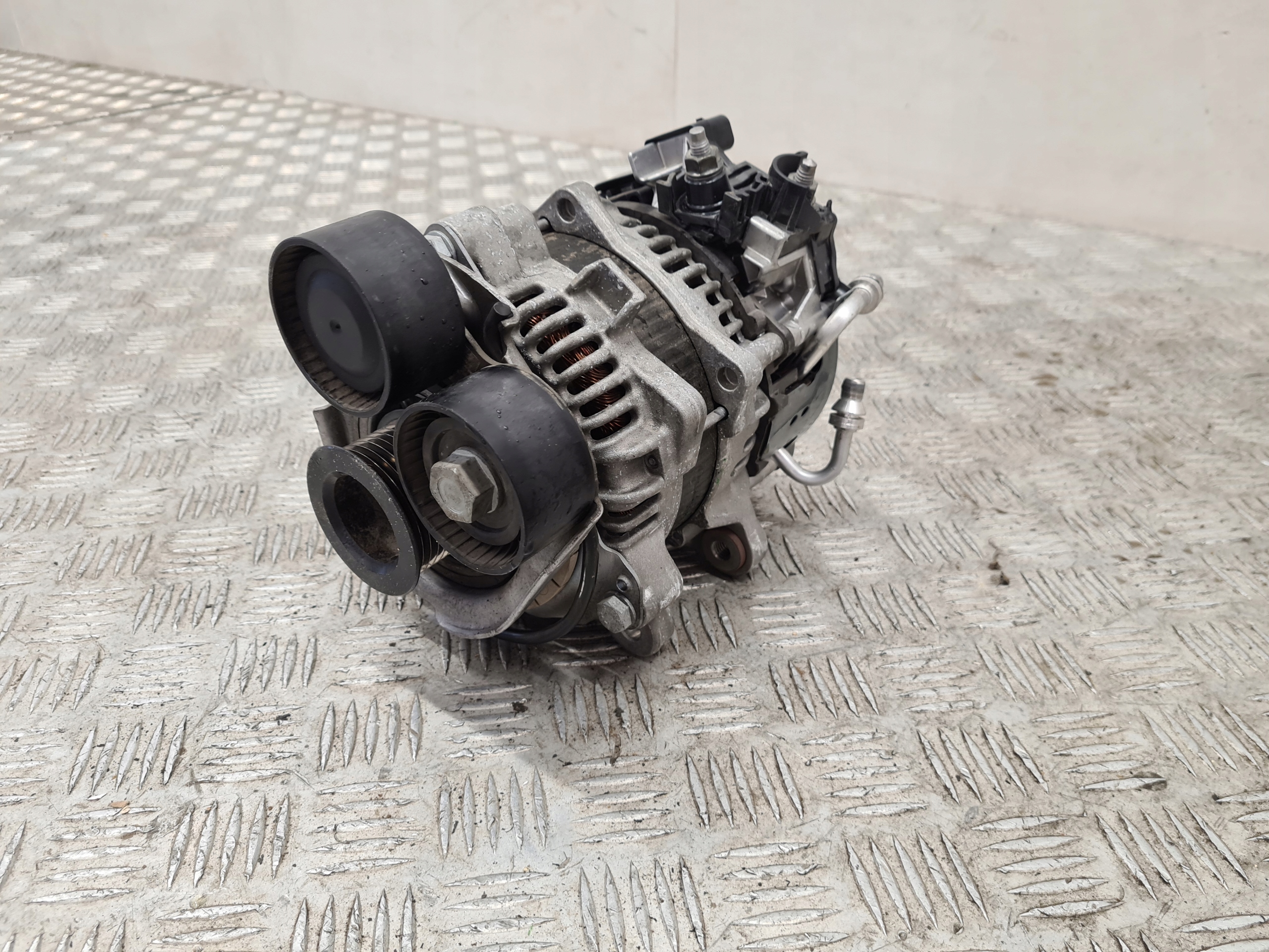 BMW X3 G01 X4 G02 генератор 8490438