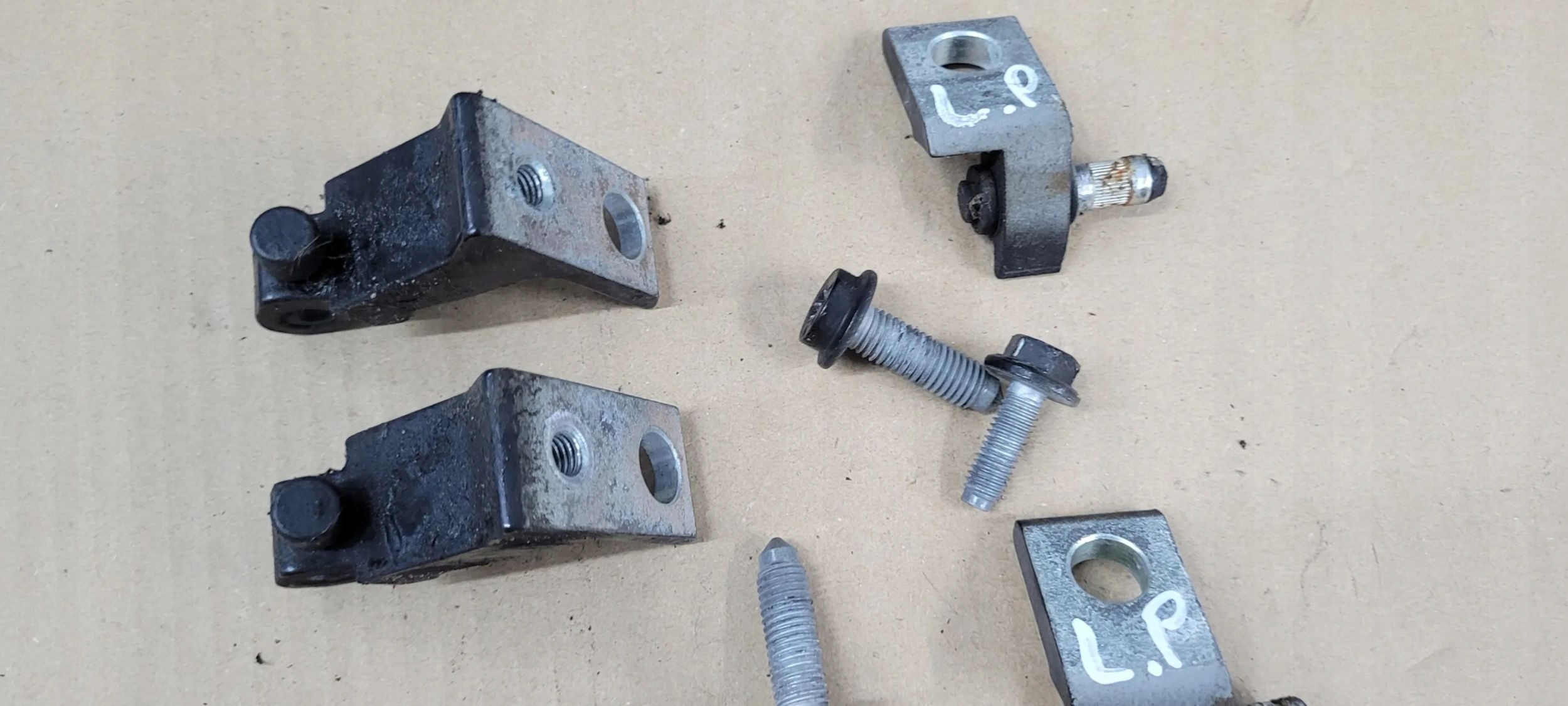 A3 8V LIFT S3 hinge hinges door left left front sedan LY9B