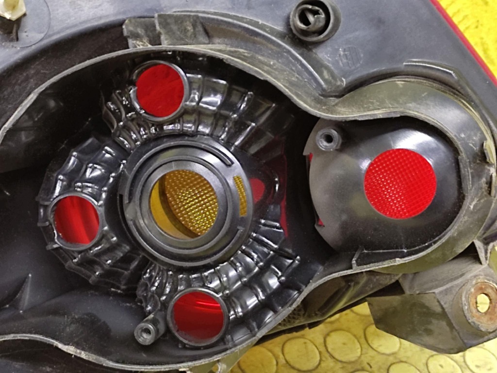 NISSAN PRIMERA P12 HB light left rear part