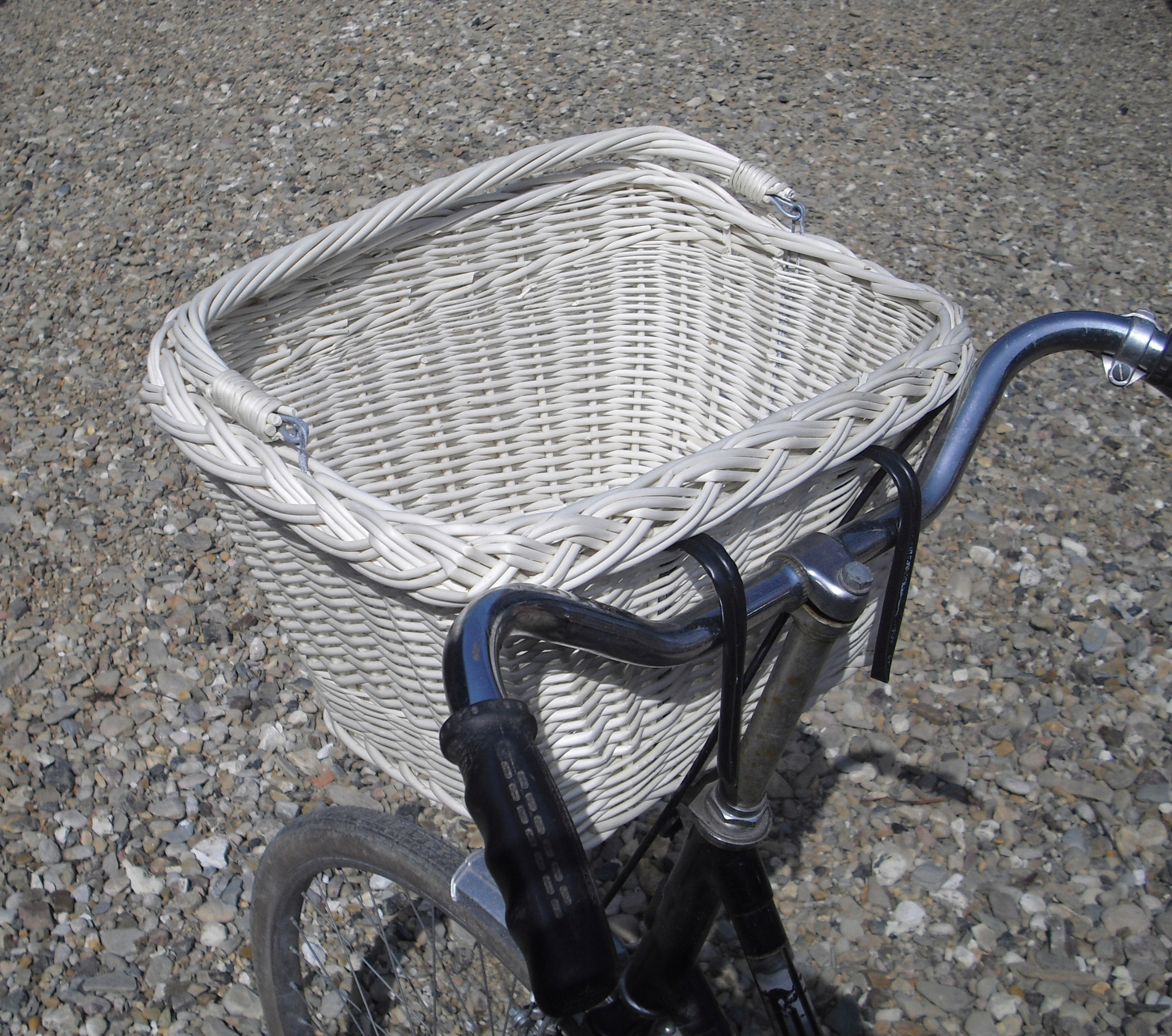 Kosz wiklinowy na rower Koszyk rowerowy z wikliny Biały