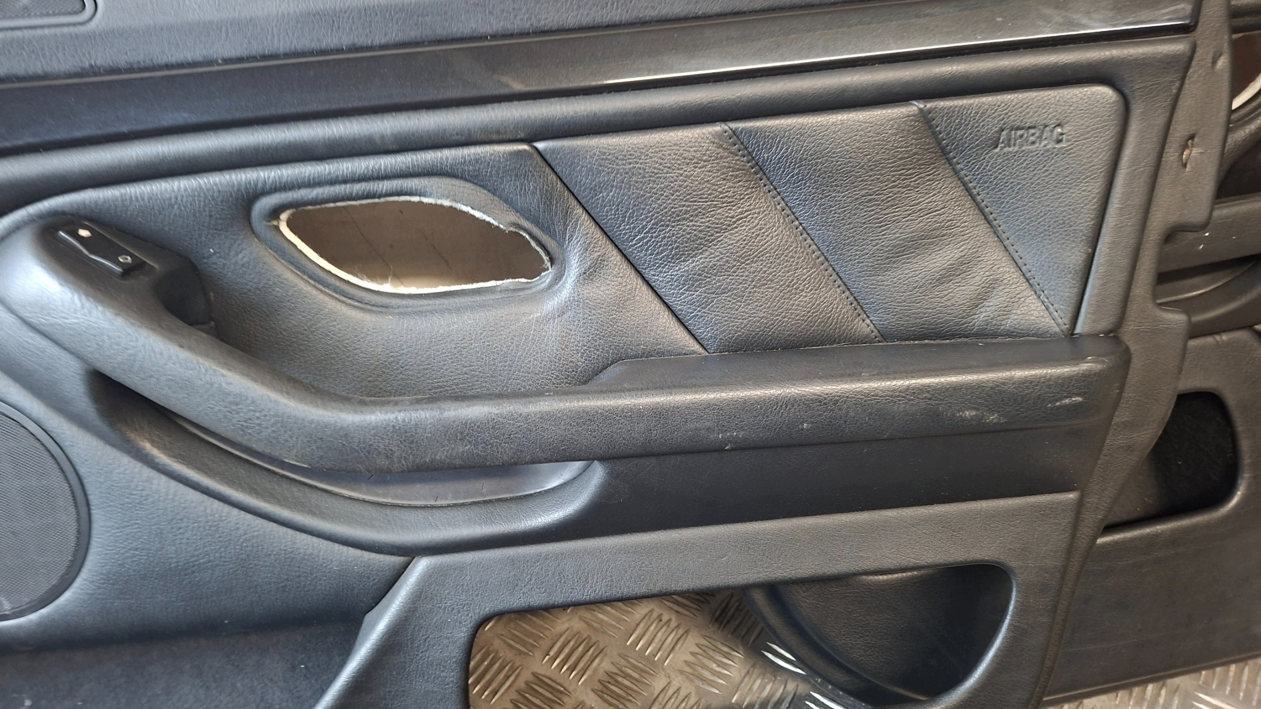 bočné BMW E39 sedan koža