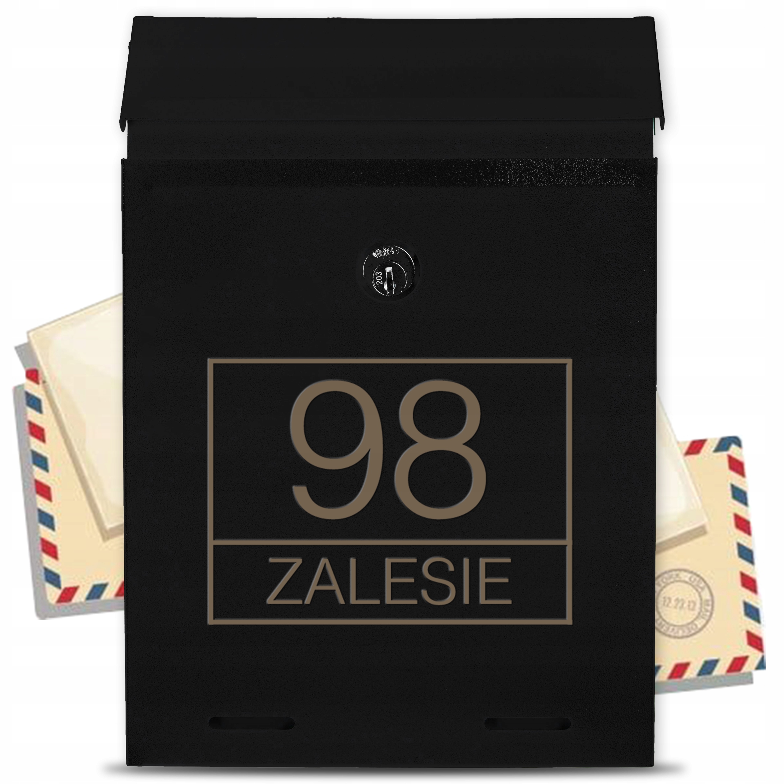 Černá poštovní schránka s personalizovanou adresou a gravírovanými vzory