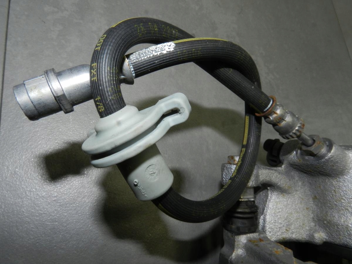 BMW X1 F48 2.0 d caliper left front 6860265