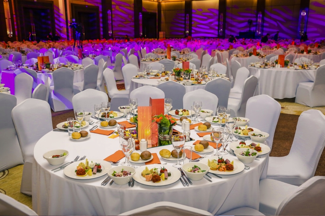 POKROWIEC NA KRZESŁO BANKIETOWY BIAŁY ŚLUBNY ŚLUB Wysokość oparcia 97 cm