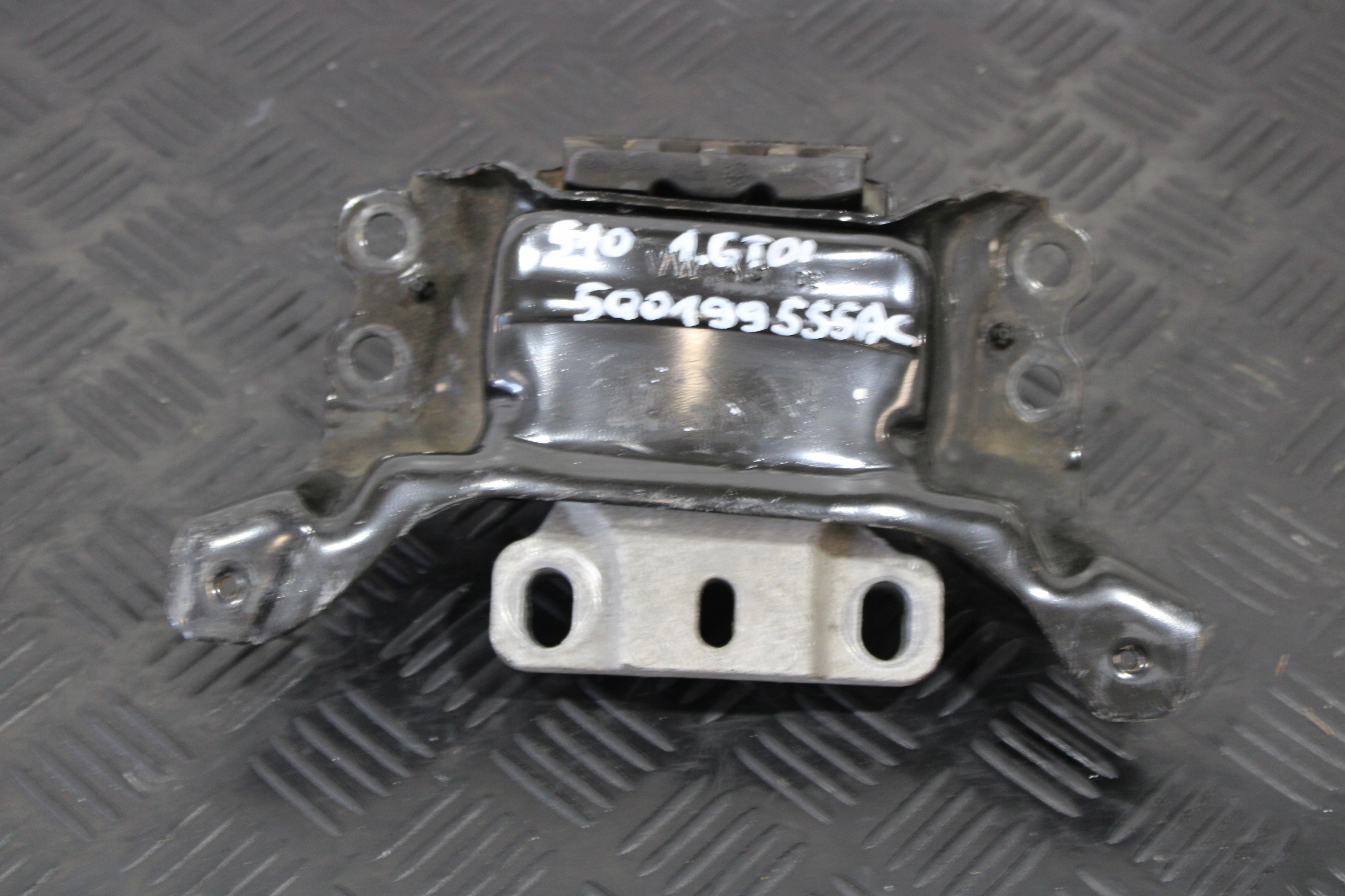 holder engine mount 5Q0199555AC VW GOLF SPORTSVAN 510