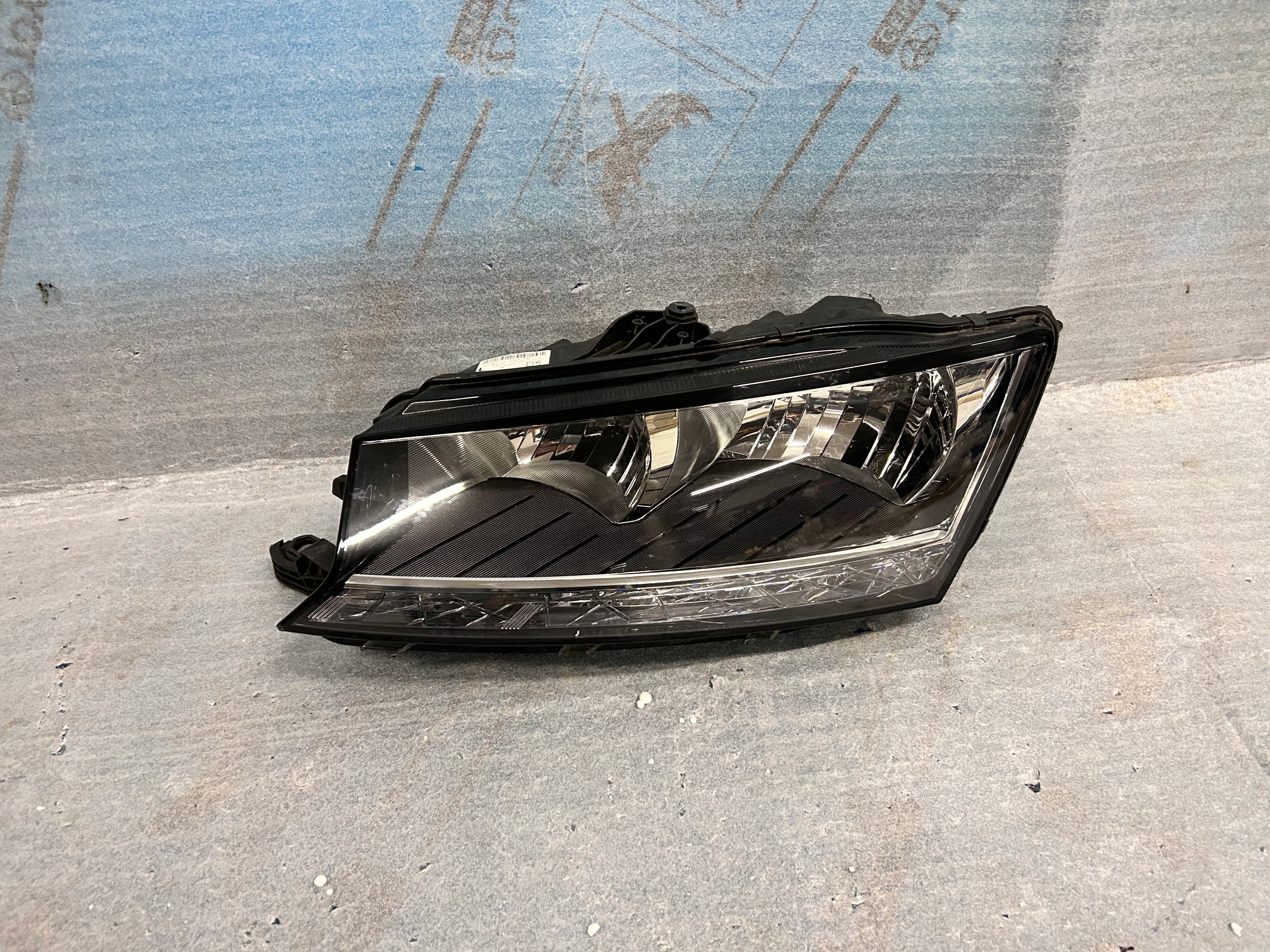REFLEKTOR Gauche SKODA FABUA III LIFT nr.0