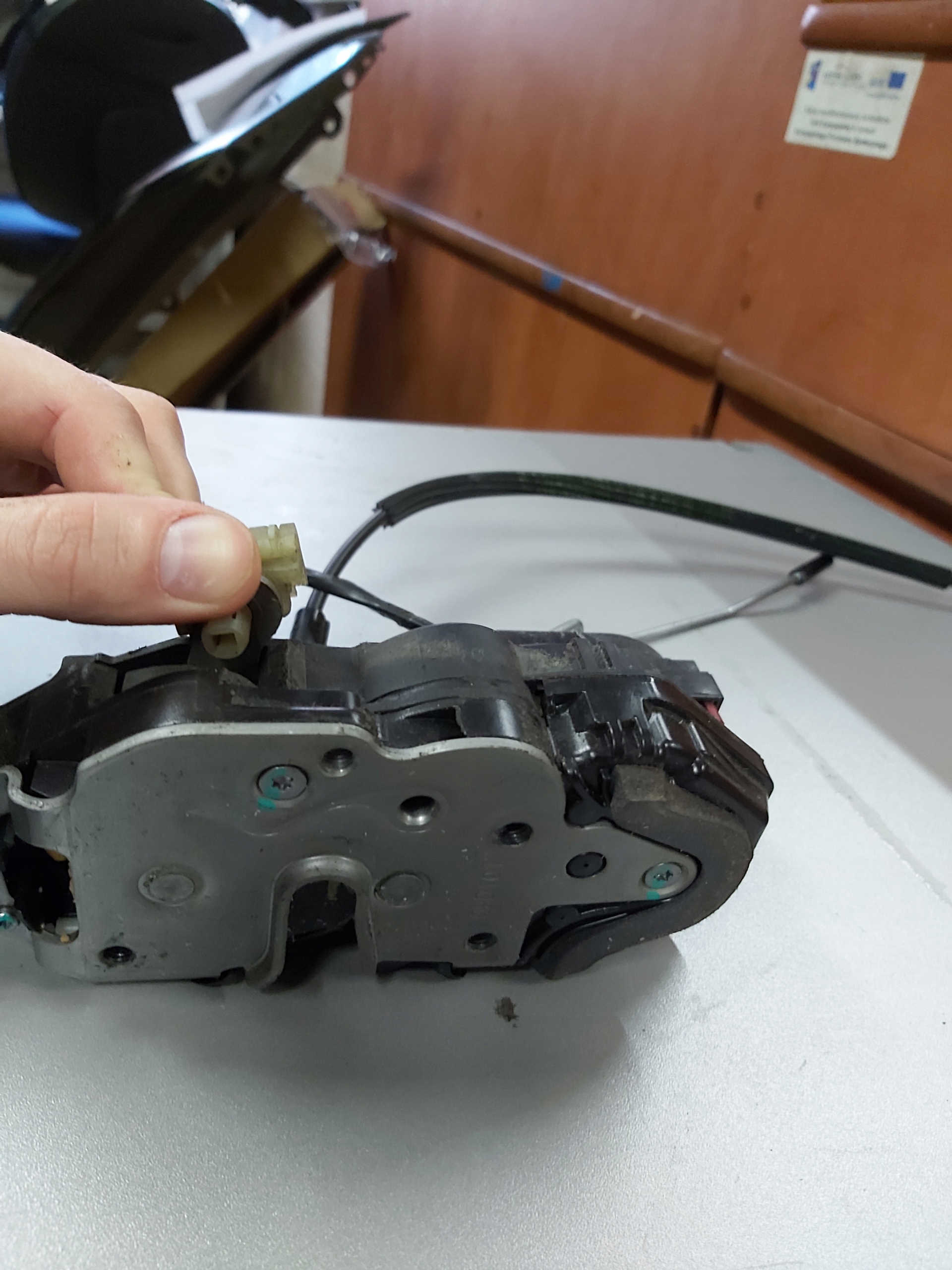 lock door left front OPEL INSIGNIA A 13503781