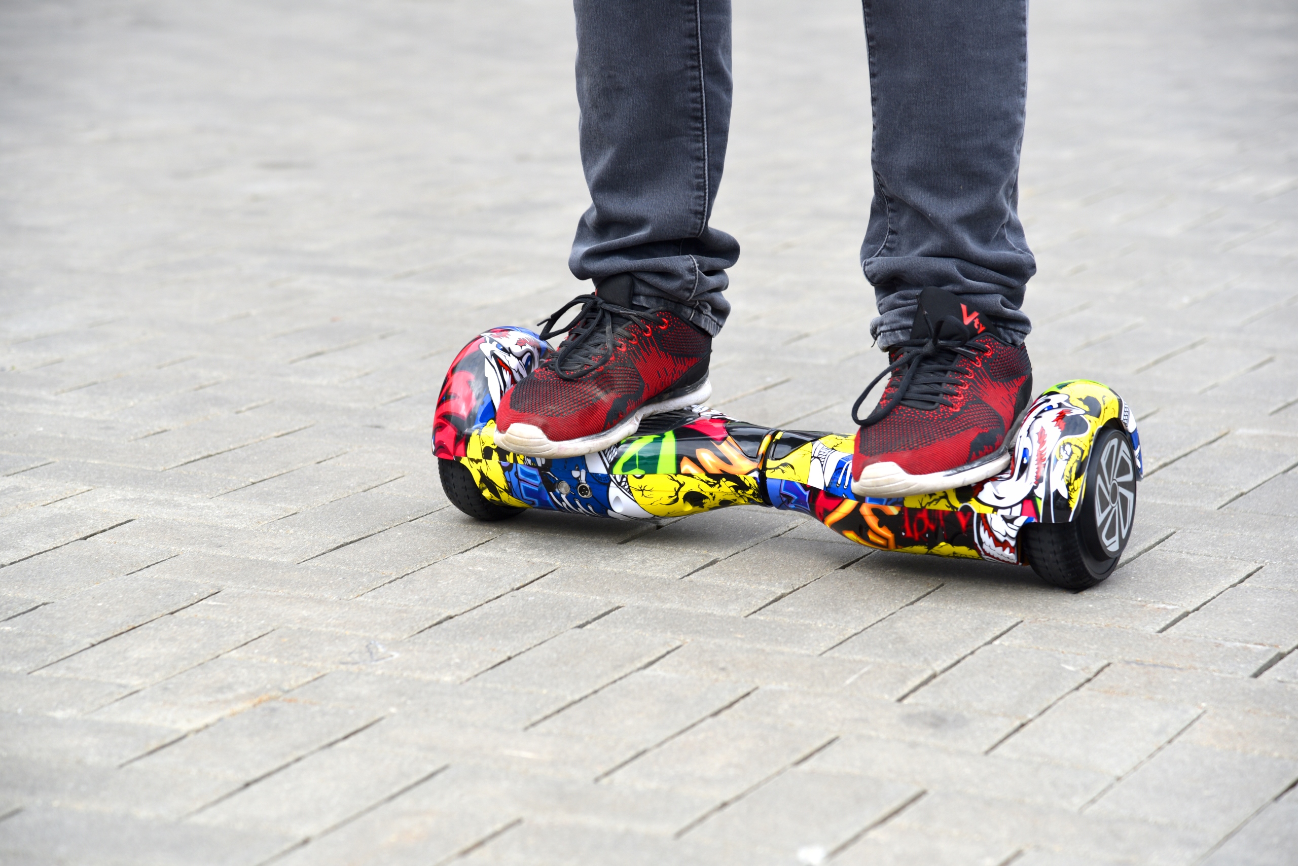 DESKOROLKA ELEKTRYCZNA HOVERBOARD 6,5 CALA 10 km/h 2x250W HECHT 5129 COMIC Model 5129COMIC