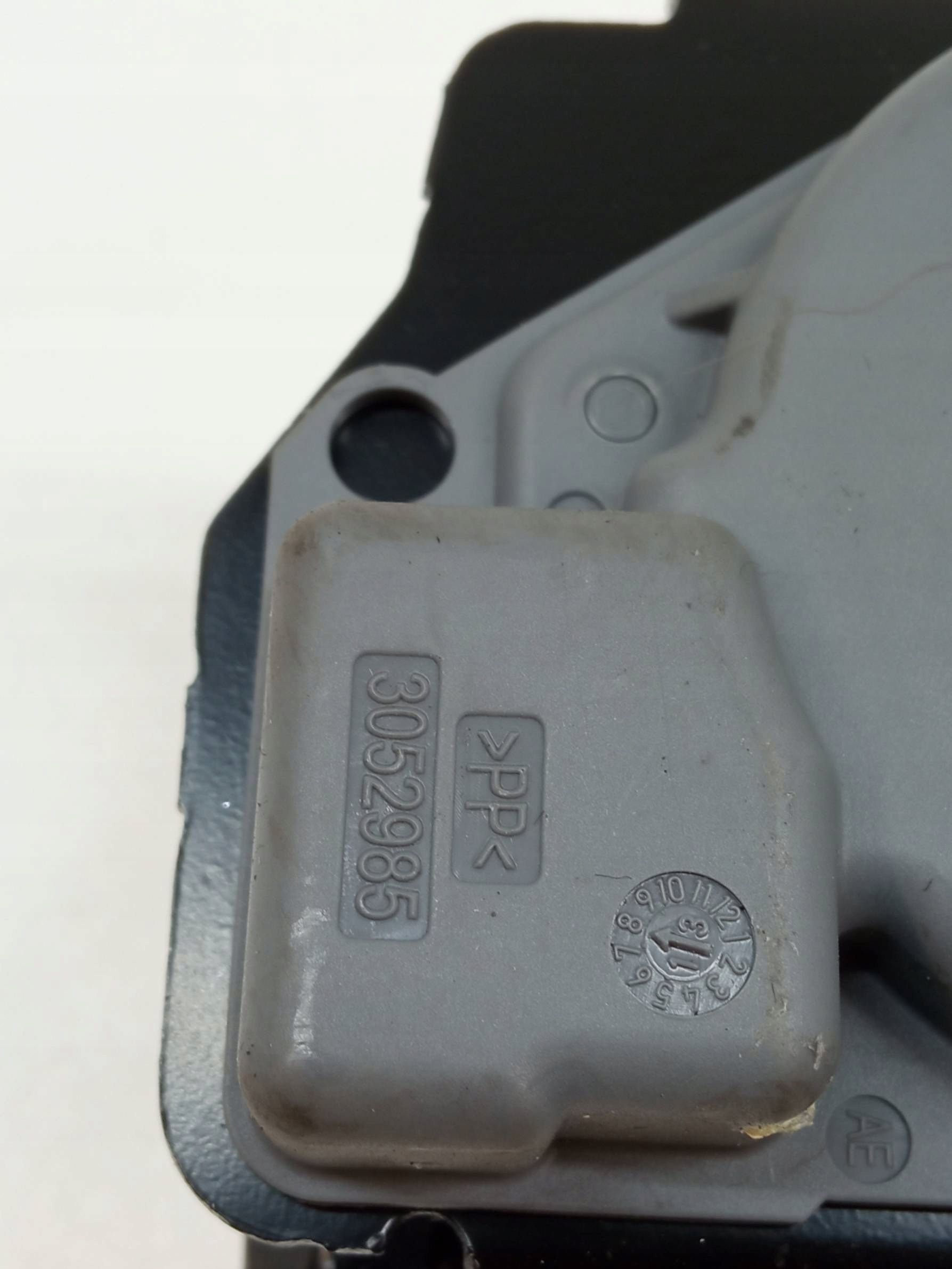 tension belt safety left front driver´s 3052985 Bmw X6 and (2009-2014) E71