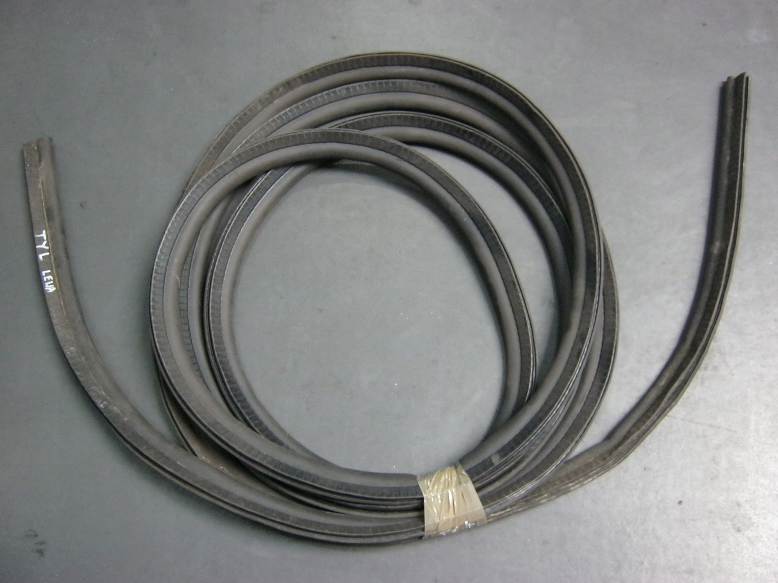 USZCZELKA DRZWI TYŁ LEWA MASTER III NV400 EUROPA Producent części Renault OE