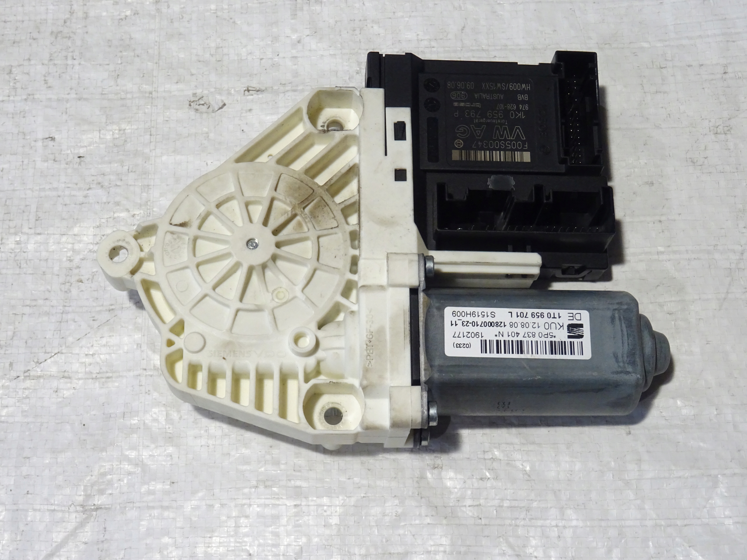 1T0959701L 5P0837401N - МОТОРЧИК ВЕТРОВОГО СТЕКЛА ПЕРЕДНИЙ ЛЕВЫЙ SEAT ALTEA TOLEDO III 3