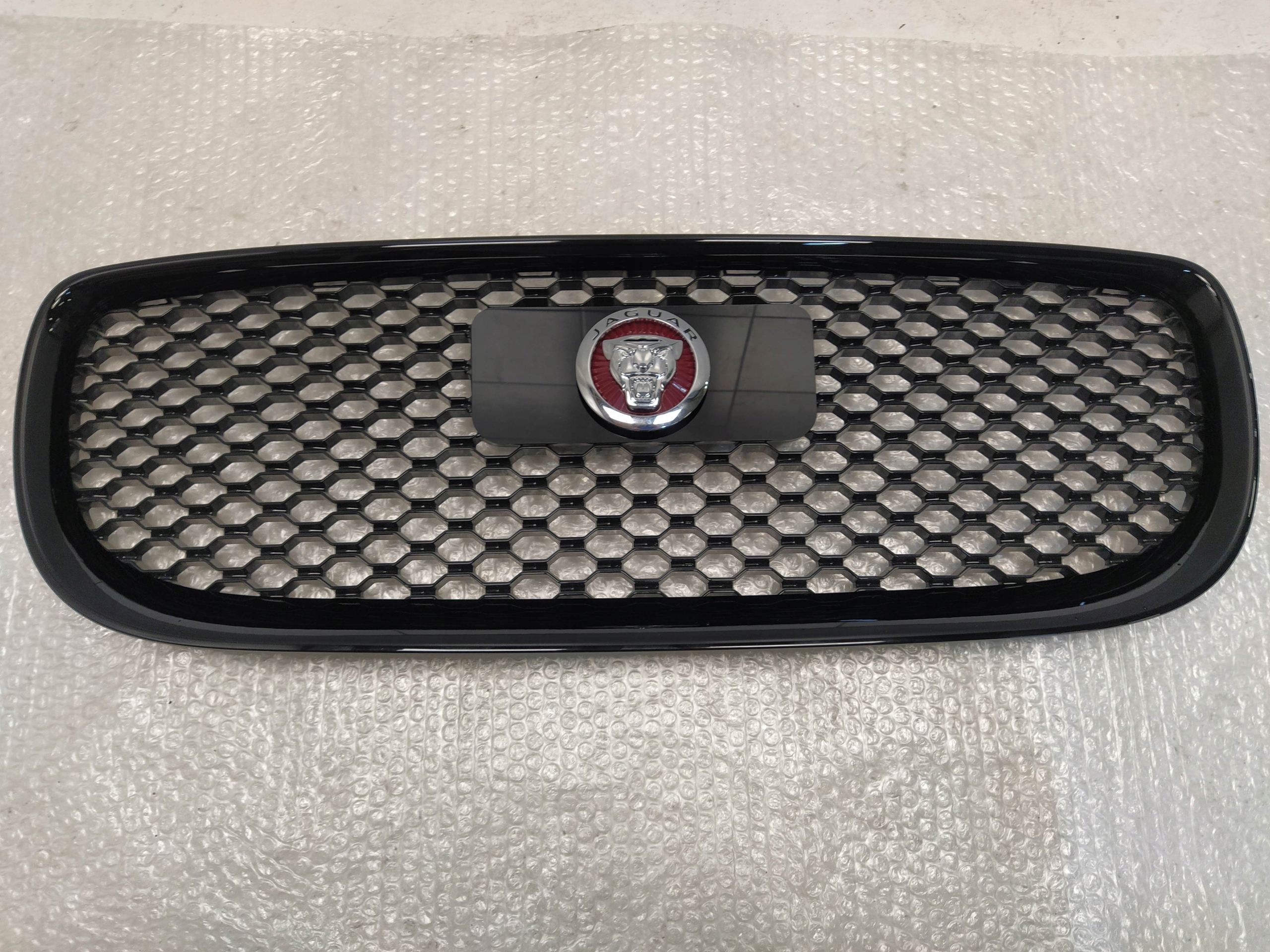 JAGUAR XE X760 GRILL ATRAPA CHŁODNICY ZNACZEK POD RADAR BLACK Numer katalogowy części GX73-8B271-JA