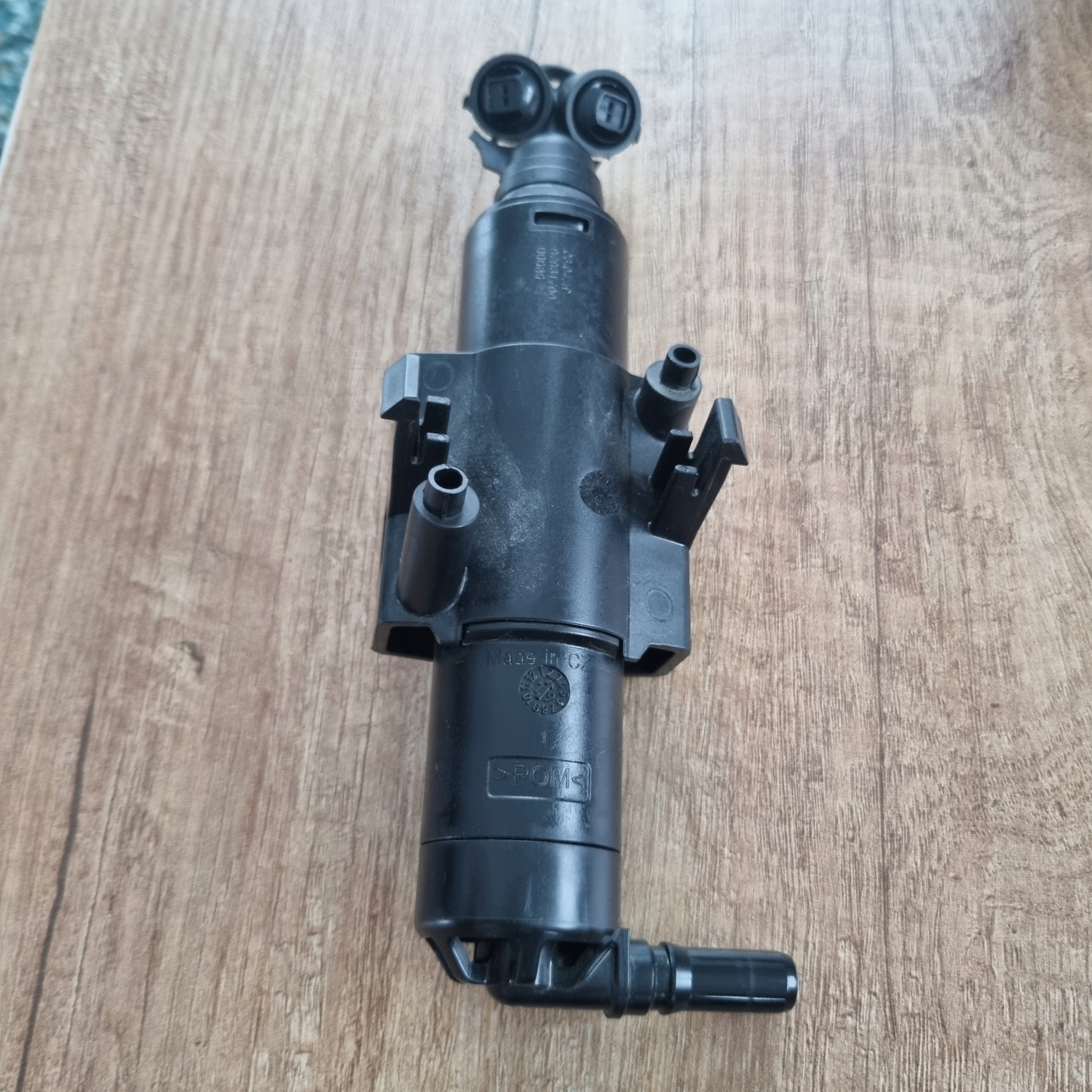 Ford KUGA gv41-13l014-AE форсунка омывателя правая